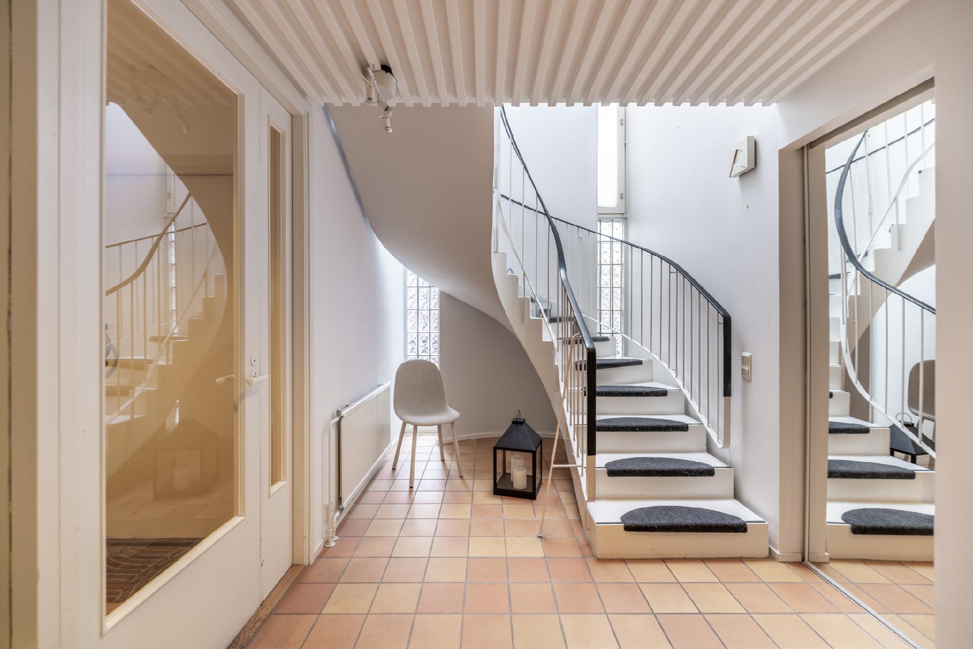 aulatila + vaatehuone oikealla (alakerrassa)