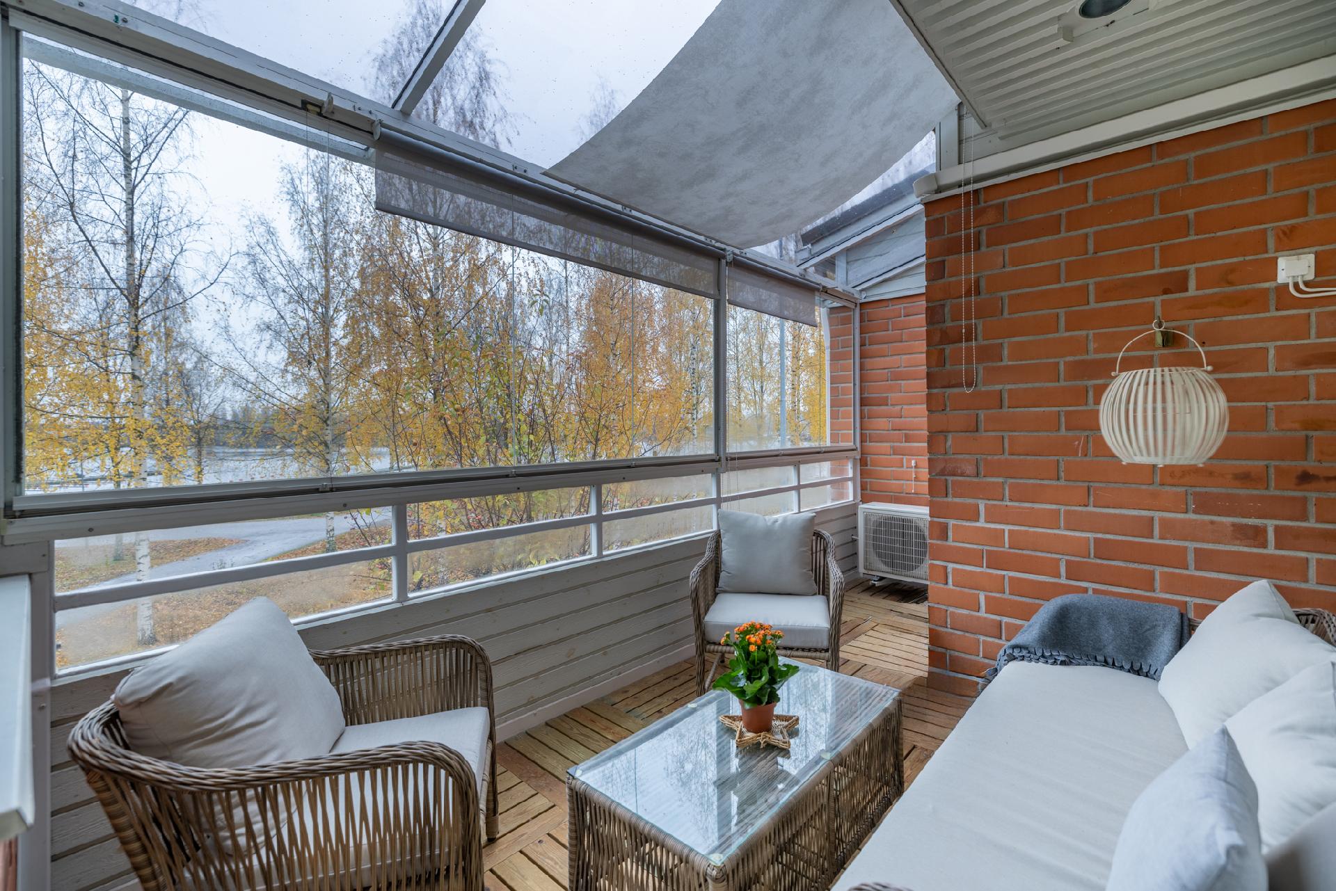 lasitettu parveke (käynti ruokailutilasta)