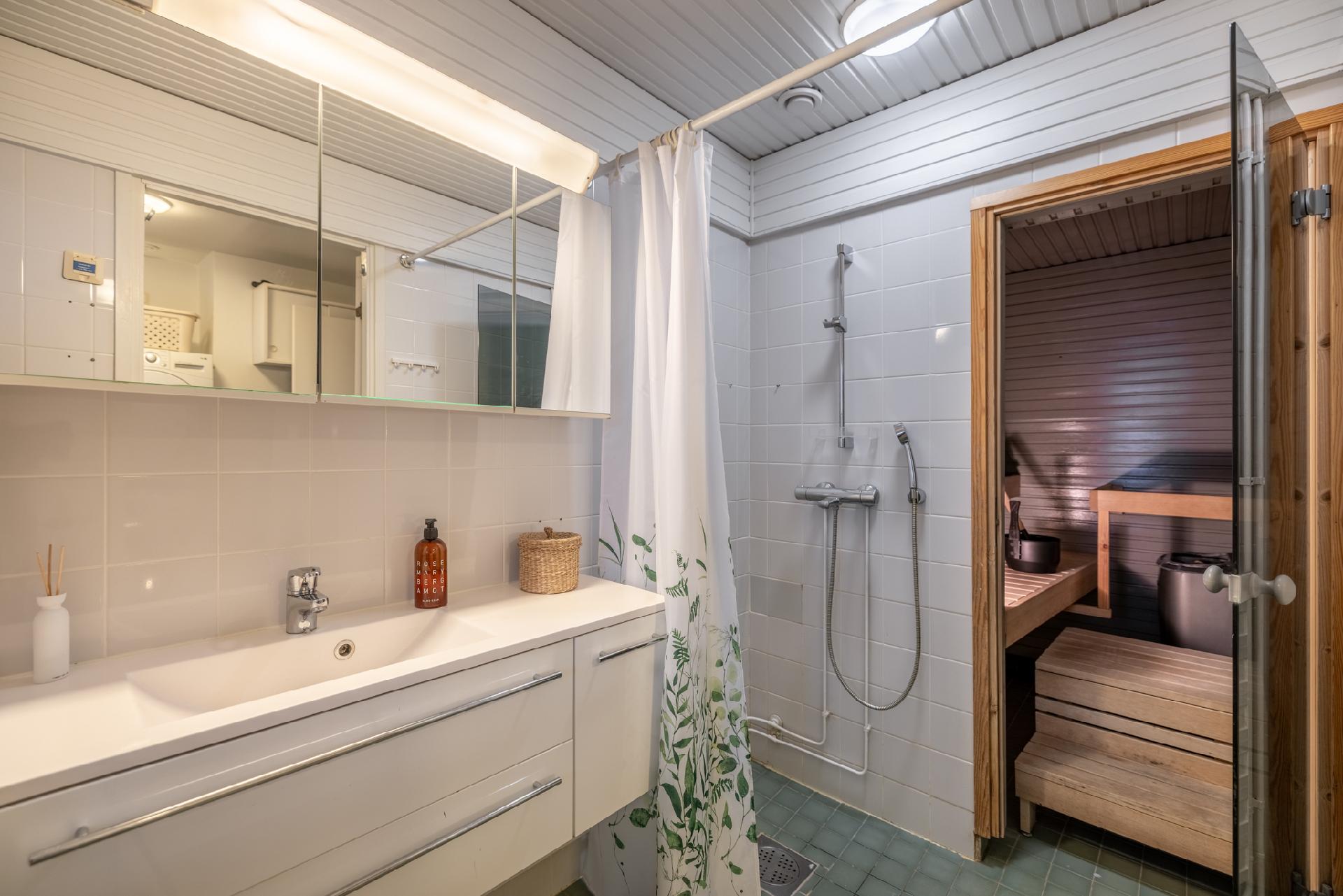 kylpyhuoneesta käynti takapihalle