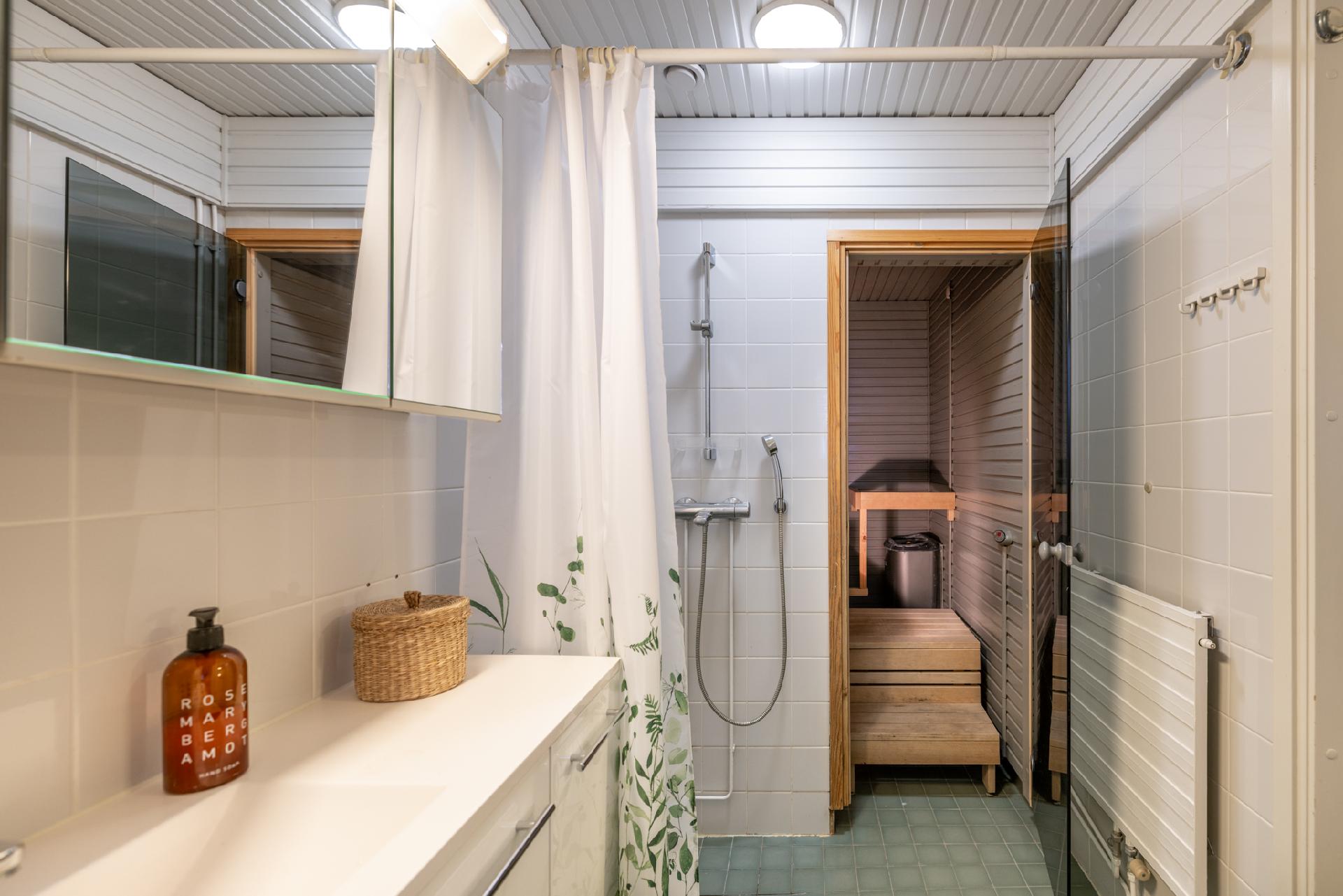 kylpyhuone (alakerrassa)