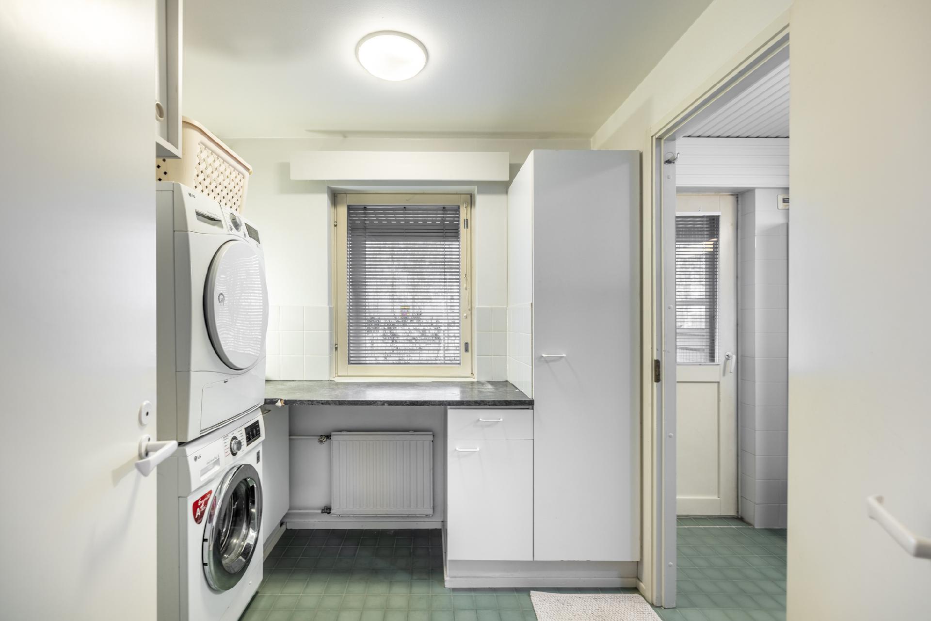 kodinhoitohuone (alakerrassa)