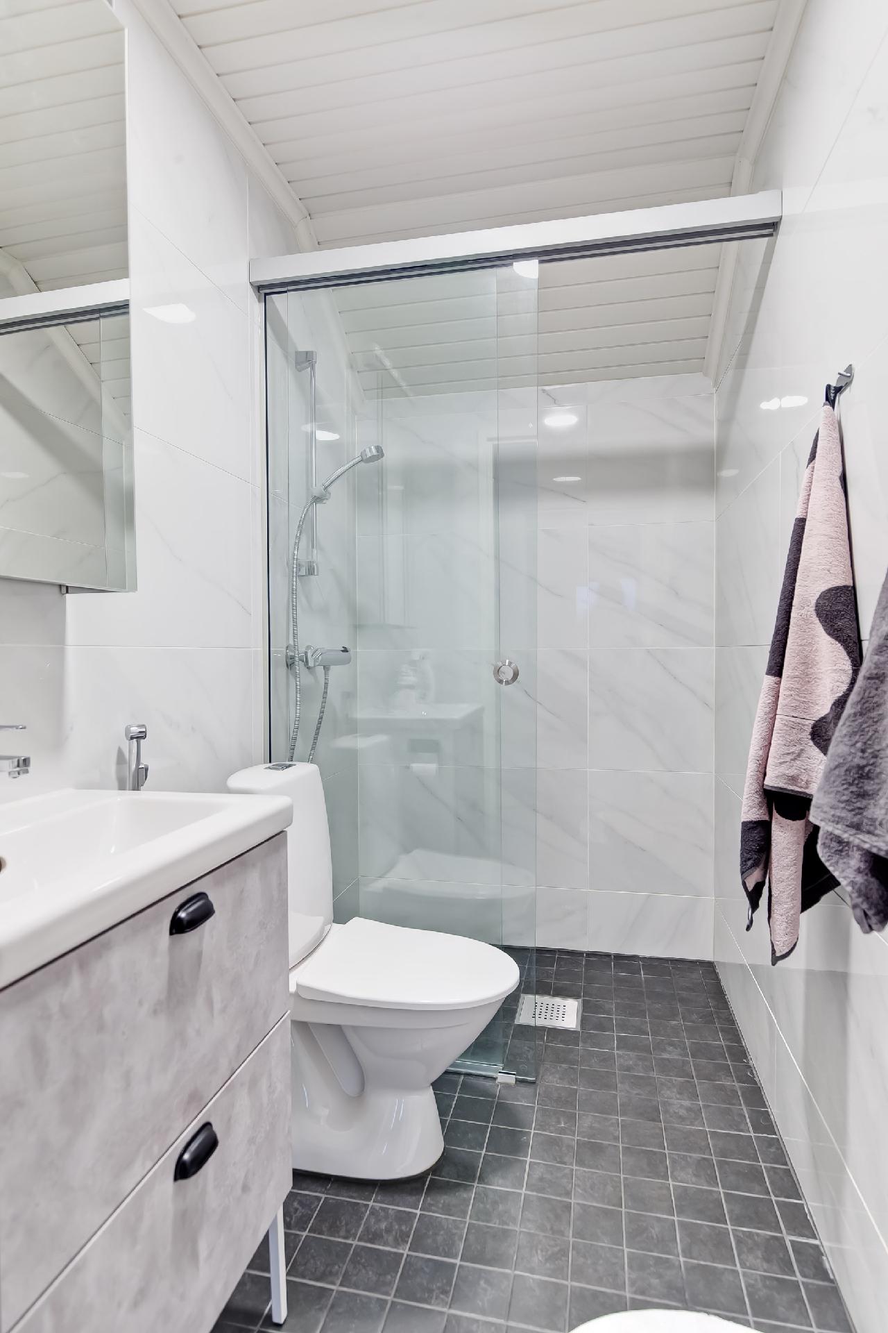 Yläkerran kylpyhuone