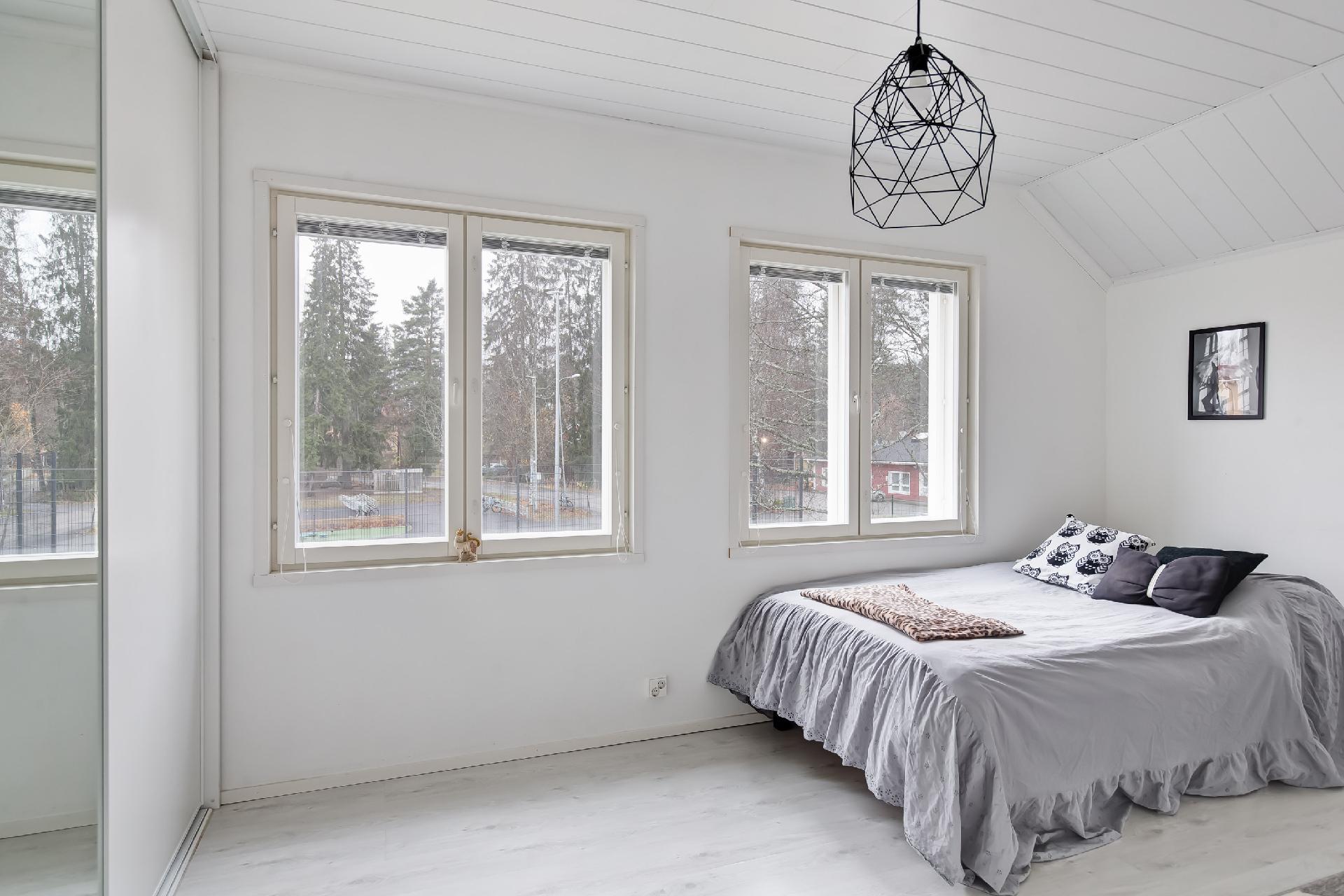 Yläkerran makuuhuone 1