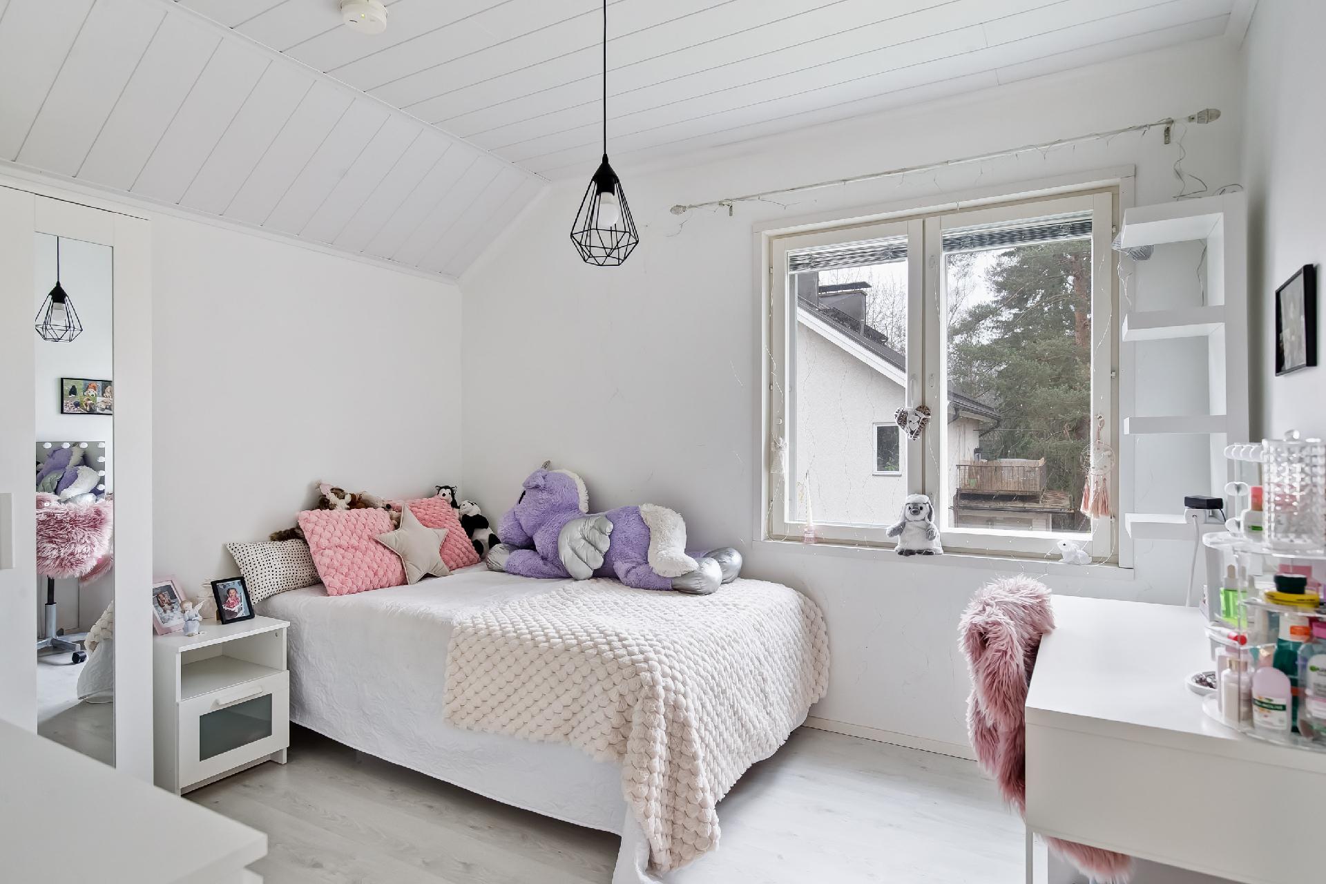 Yläkerran makuuhuone 2