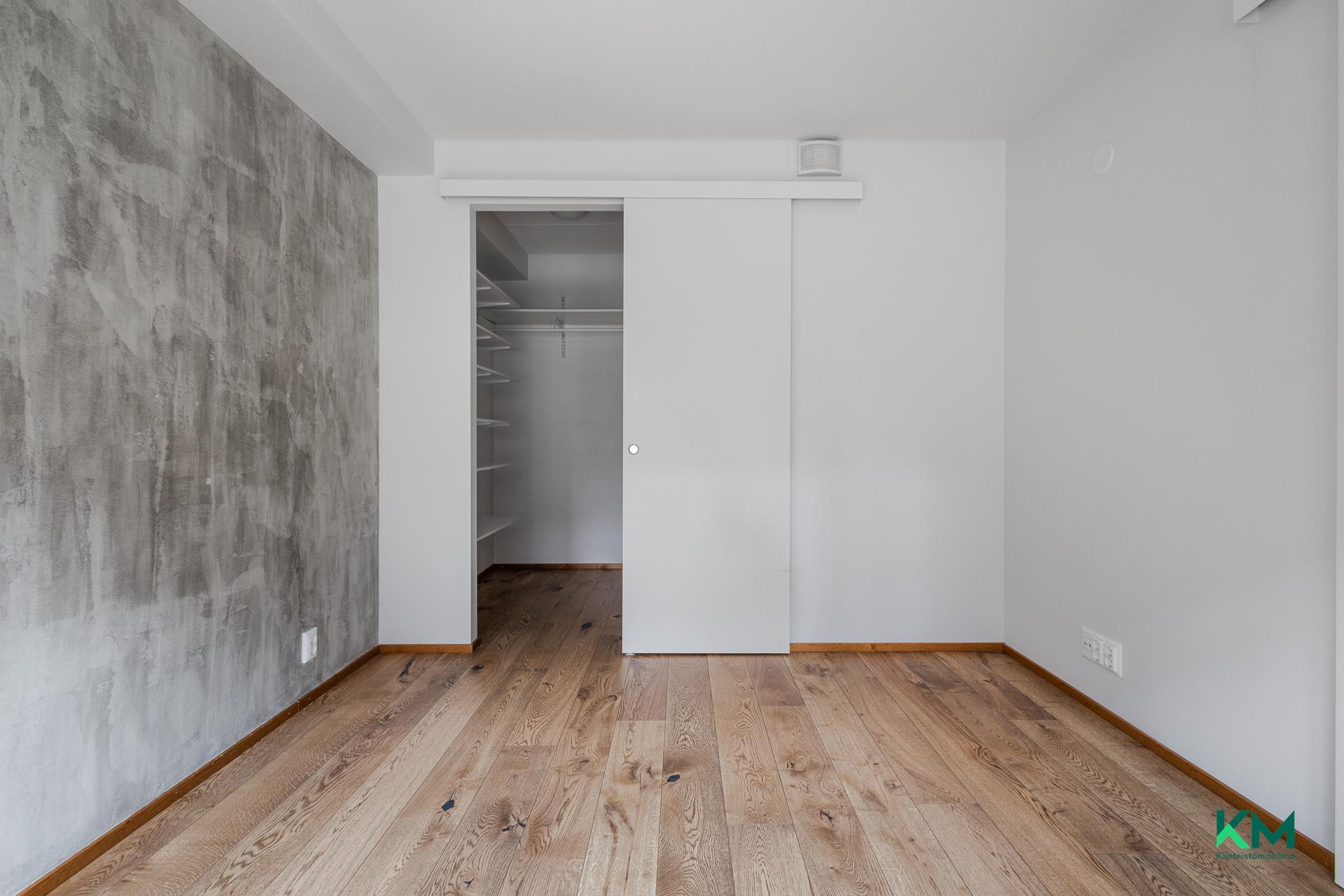 Makuuhuoneen yhteydessä tilava vaatehuone