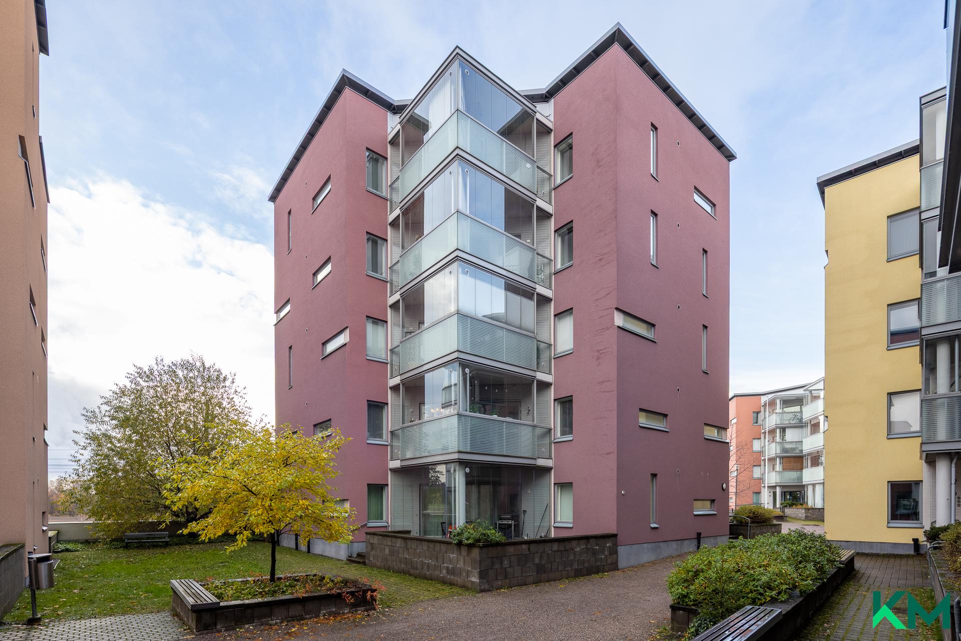 D-talo sisäpihan puolelta