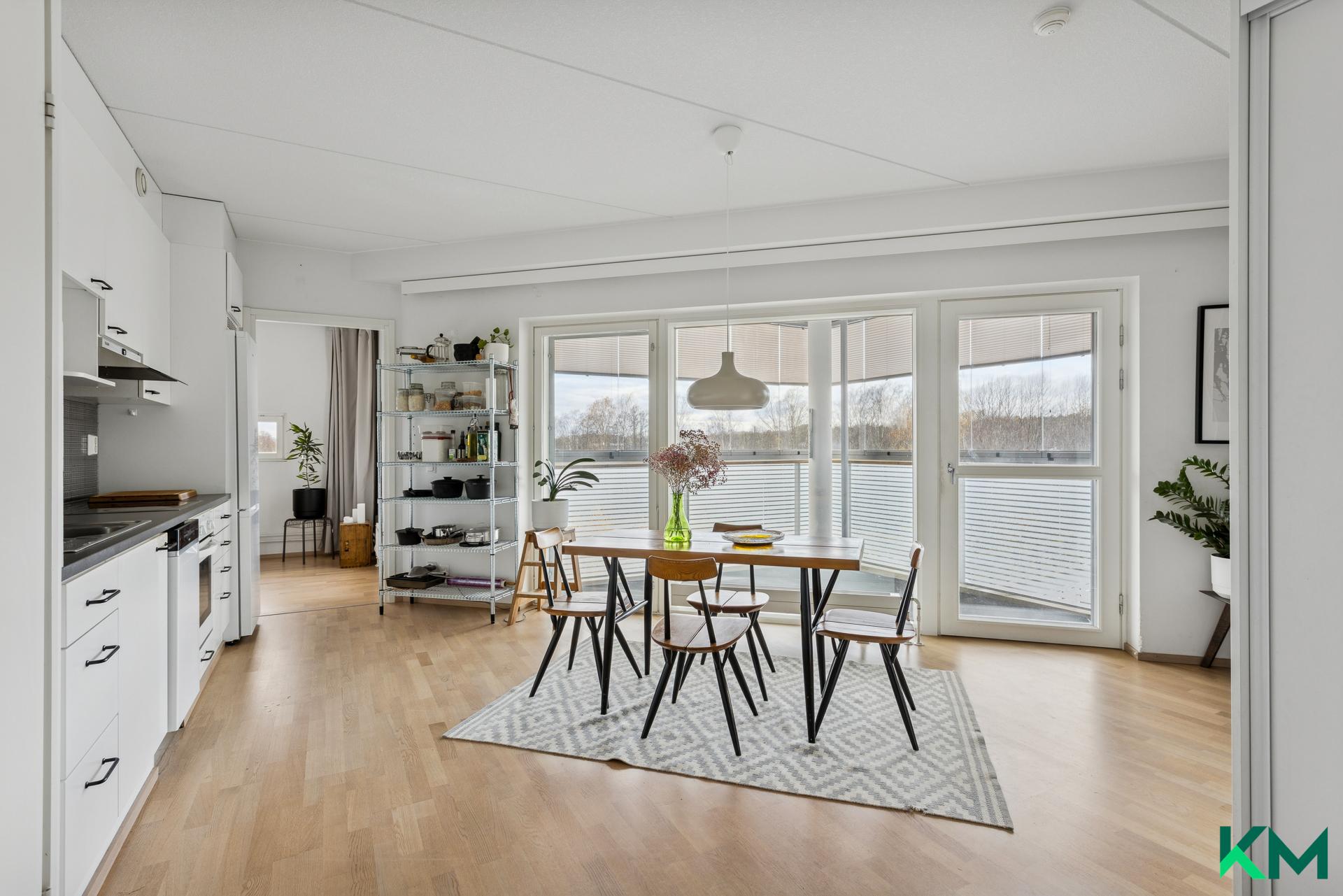 Tilassa lattian asti ulottuva lasiseinä