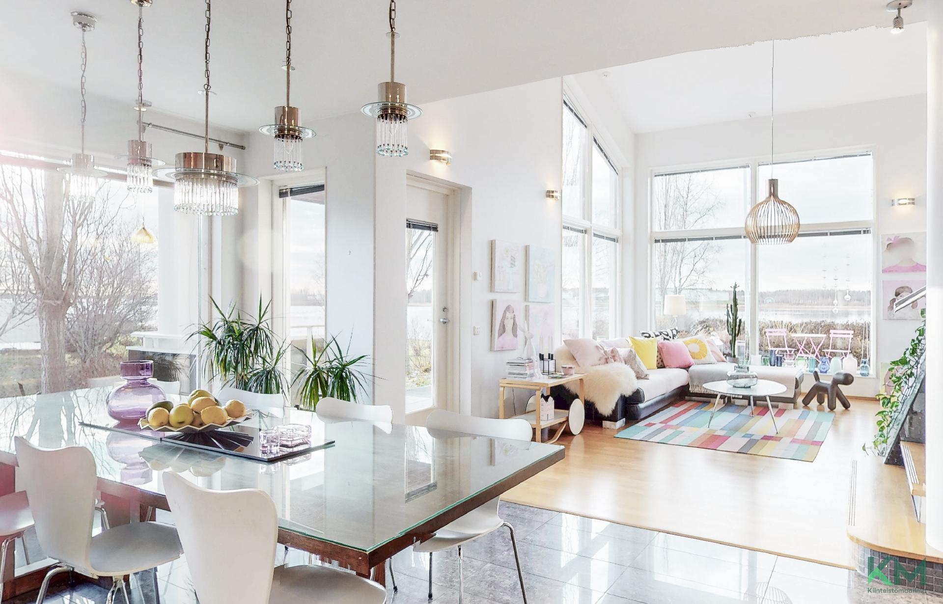 Valoisaa ja kaunista