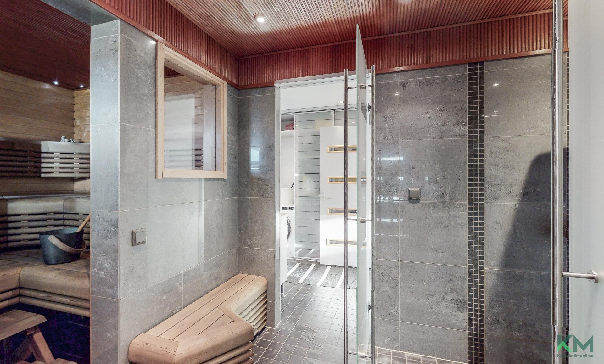 Pesuhuone ja sauna ovat ylellisiä