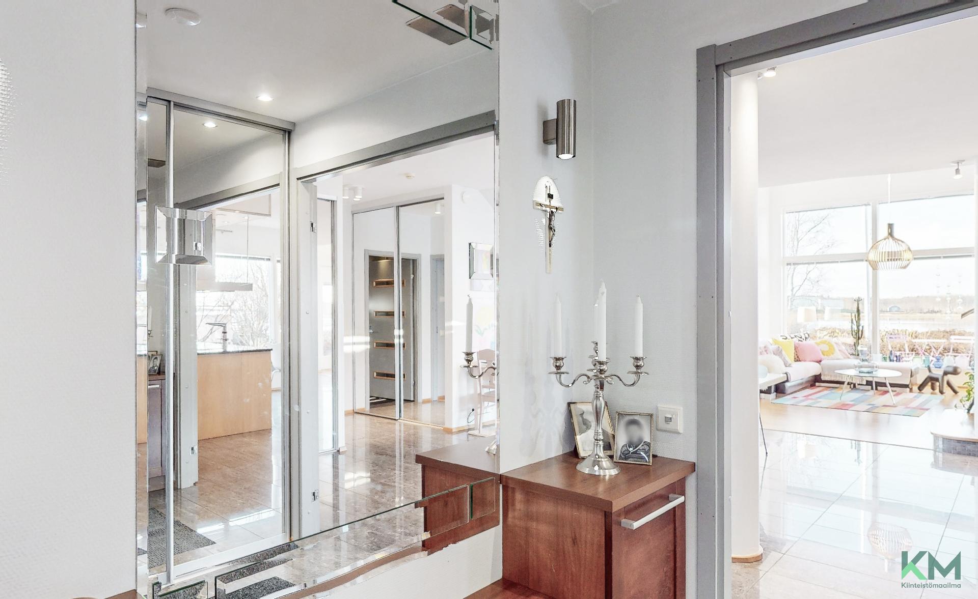 Paljon valoa ja peilejä eteisessä