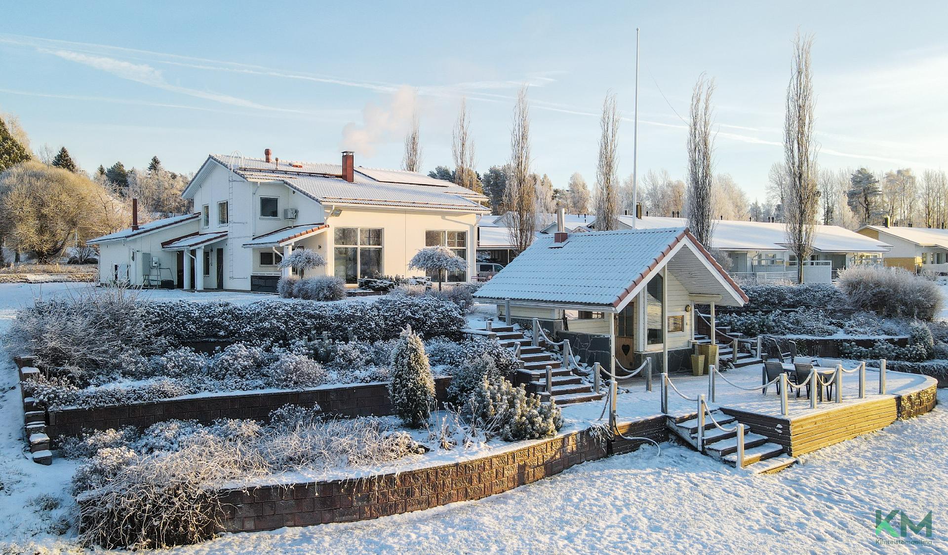 Kaunis kerrostettu piha myös talvella