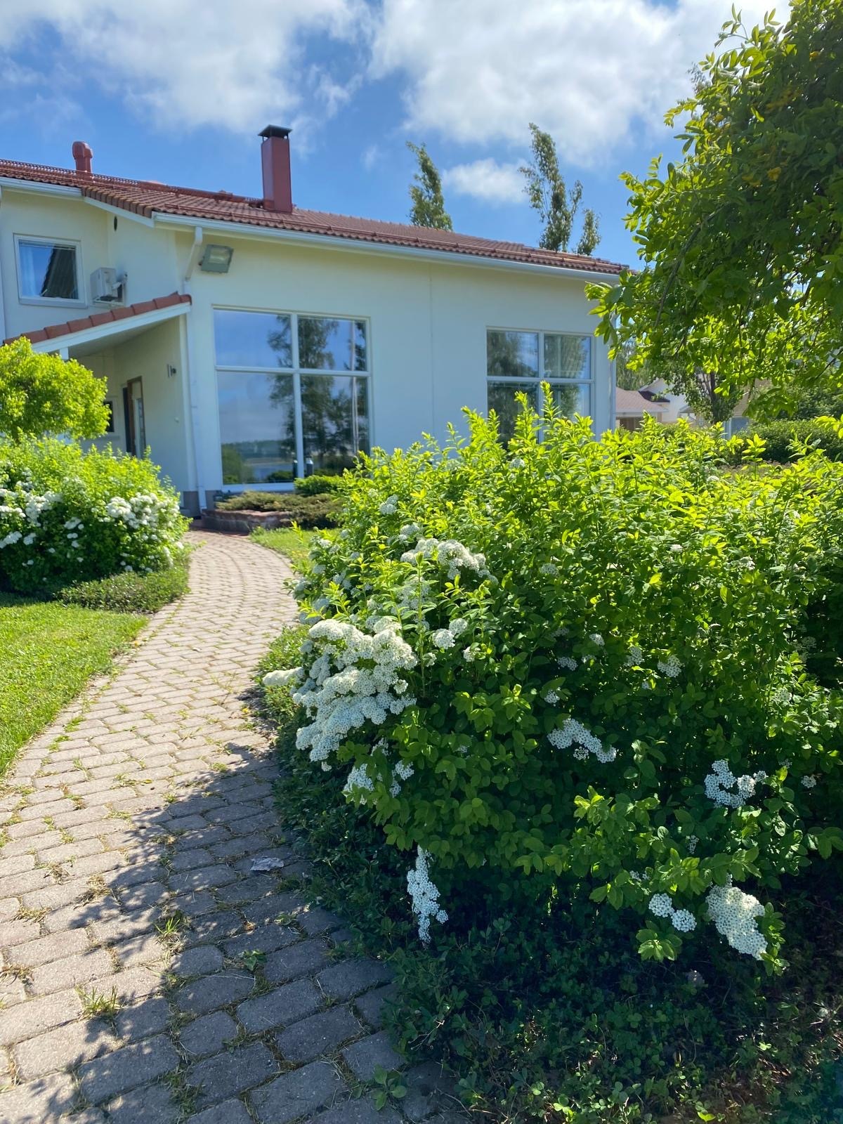 Polku rannasta talolle