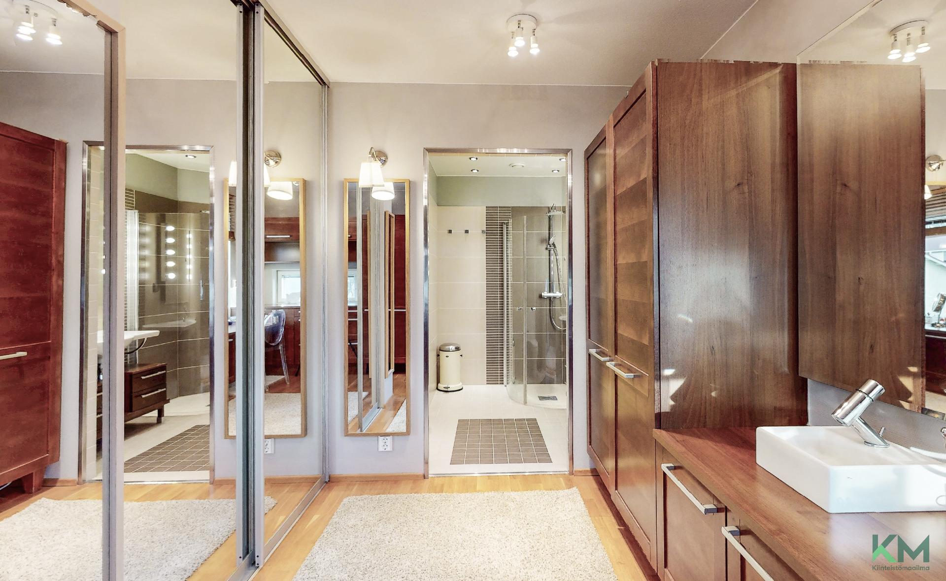 Pukeutumishuoneesta kulku pesuhuoneeseen