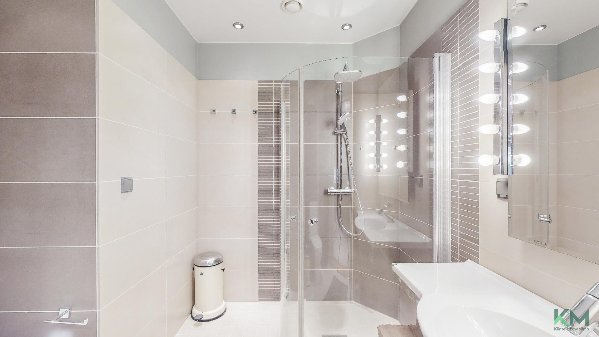 Yläkerran pesuhuone