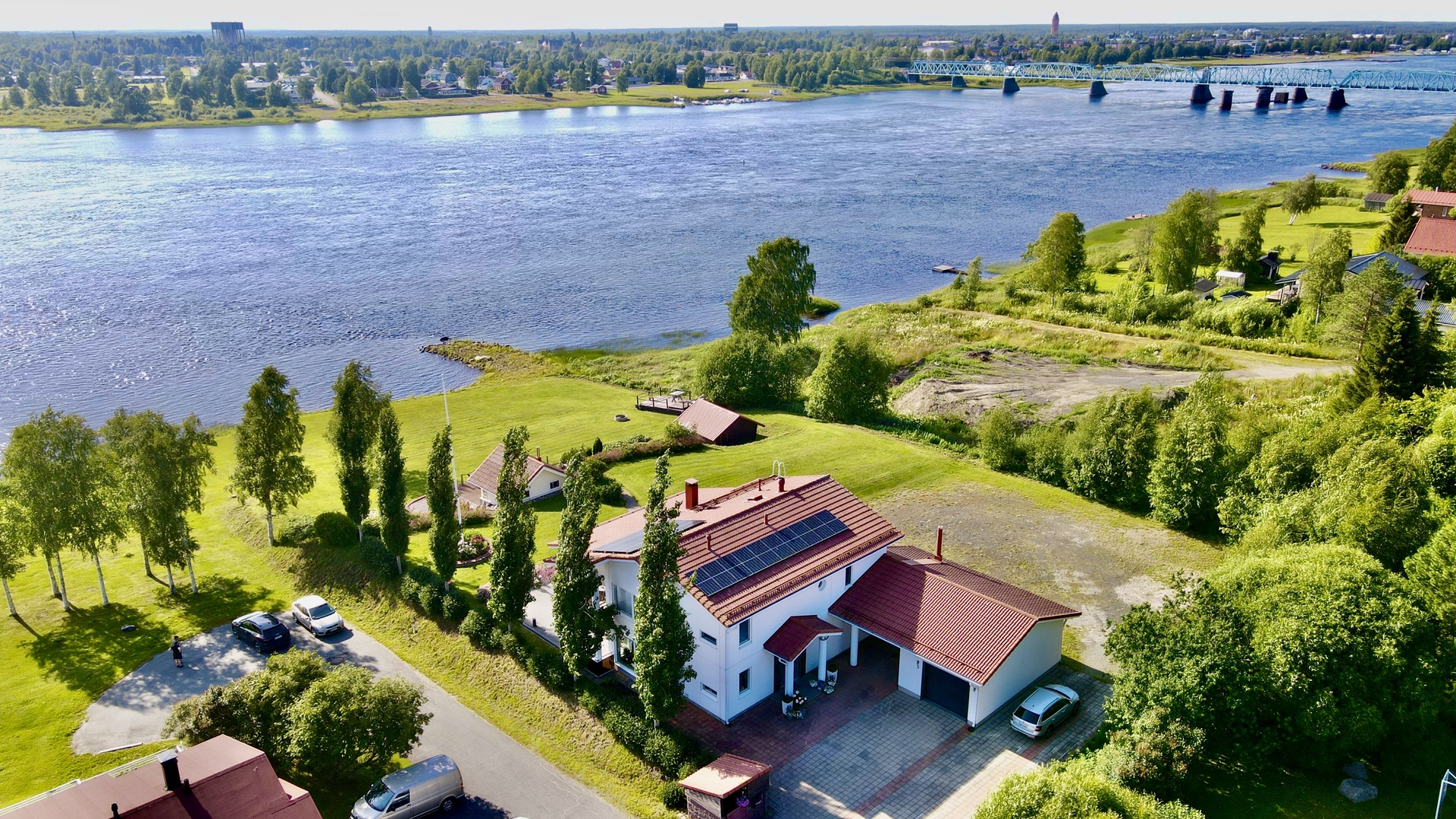 Vapaana virtaava Tornionjoki näkyy ikkunoihin