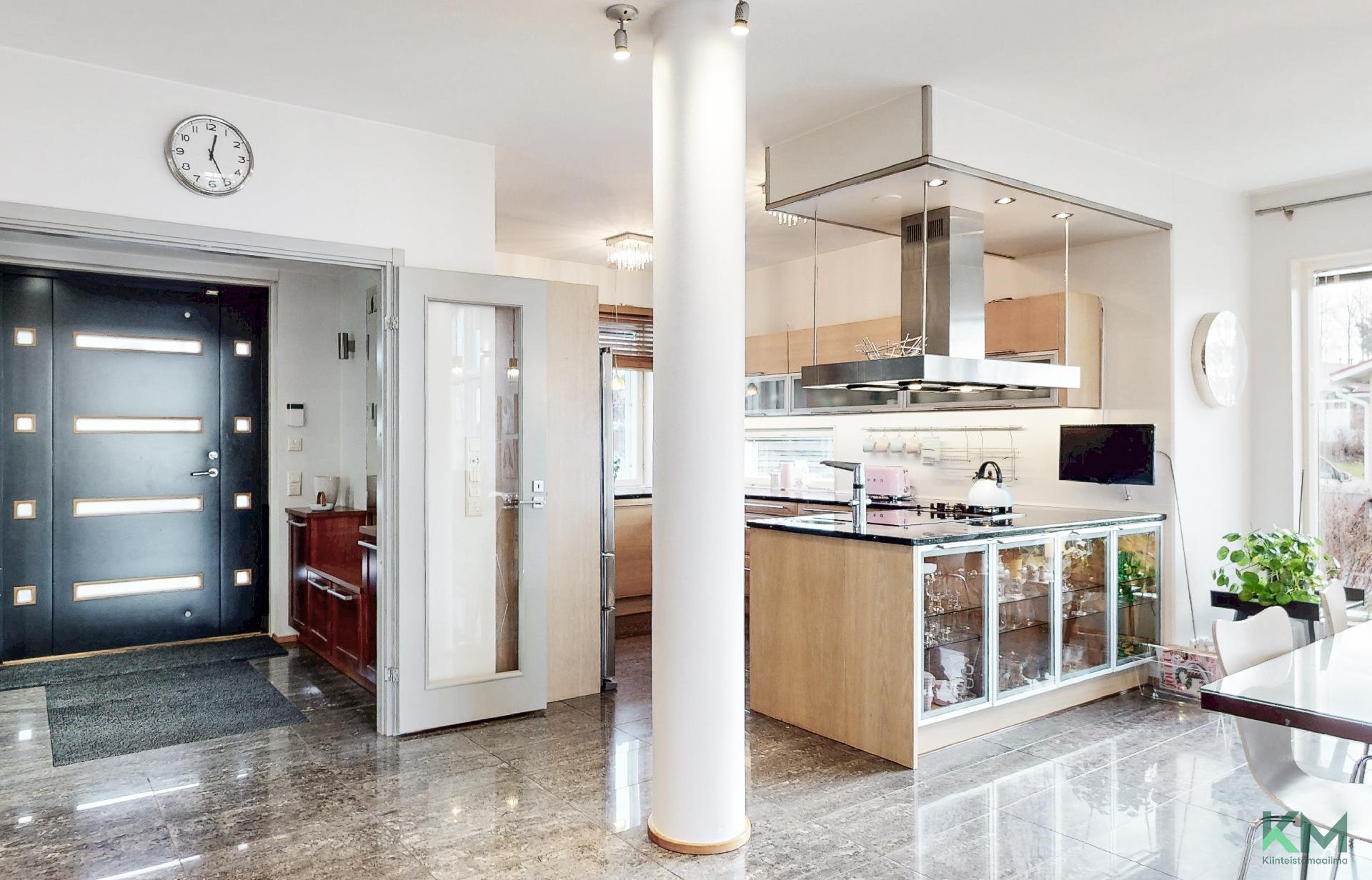 Keittiö ja ruokailutila vierekkäin