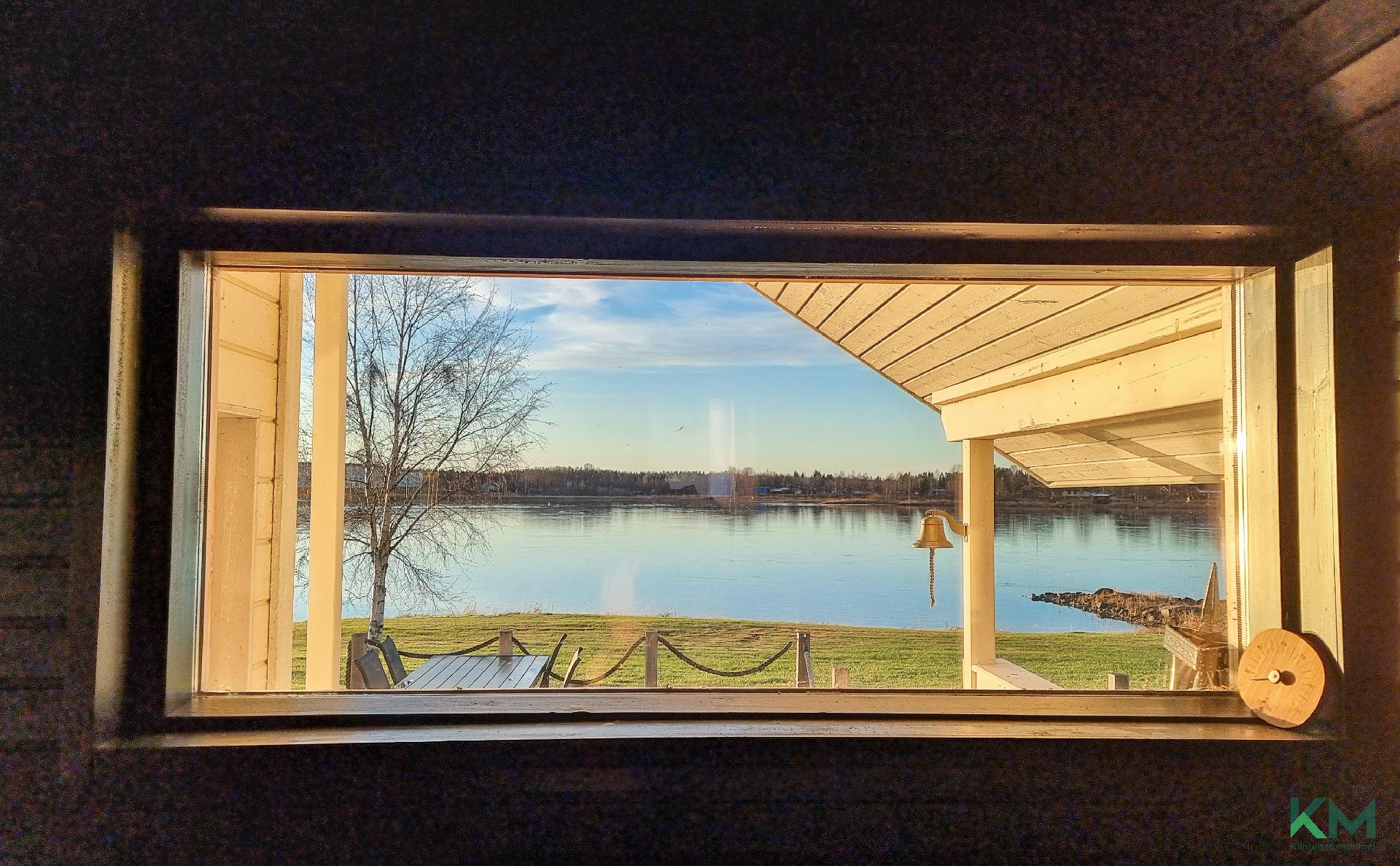Näköala rantasaunasta joelle