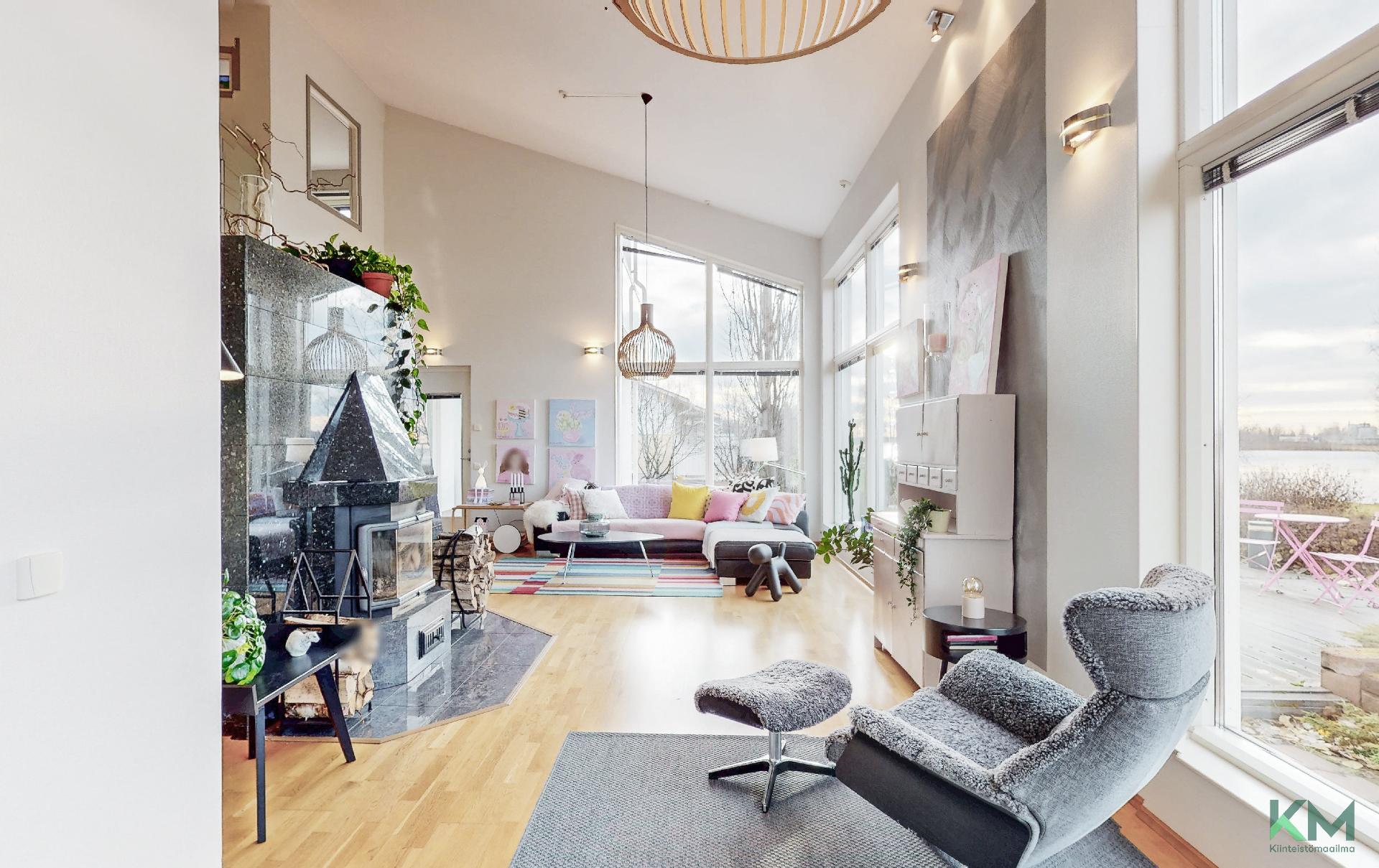 Ikkunoista tulvii valoa sisälle kaikkina vuodenaikoina