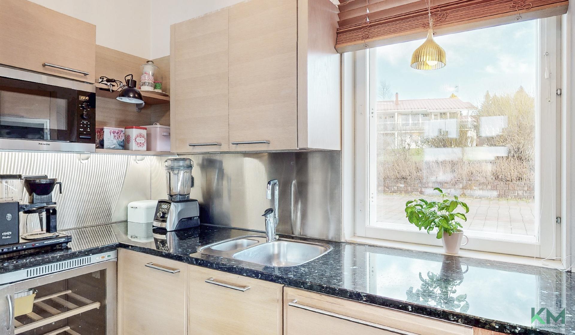 Keittiössä ikkunoita työtasojen kohdalla