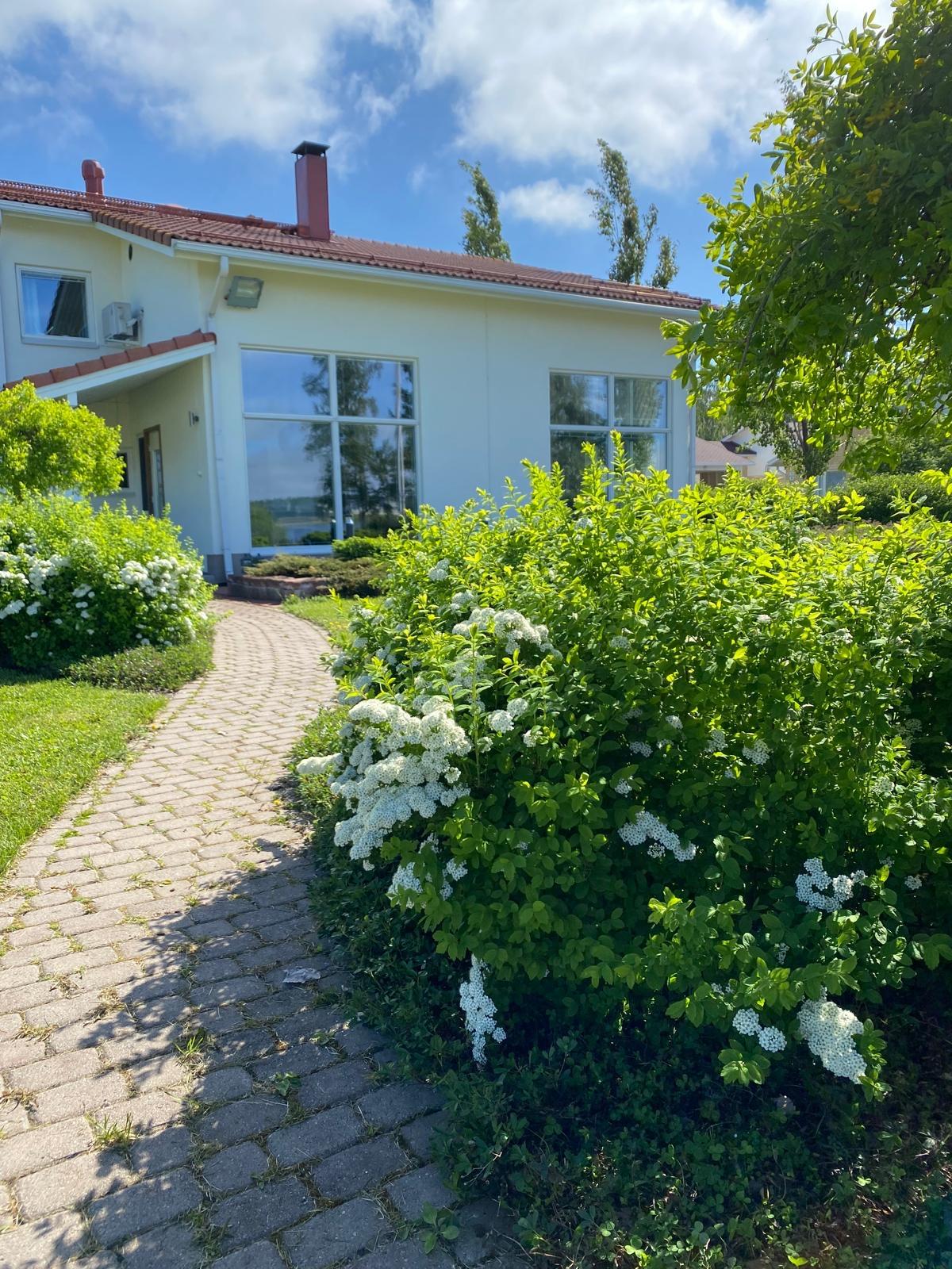 Polku rannasta talolle