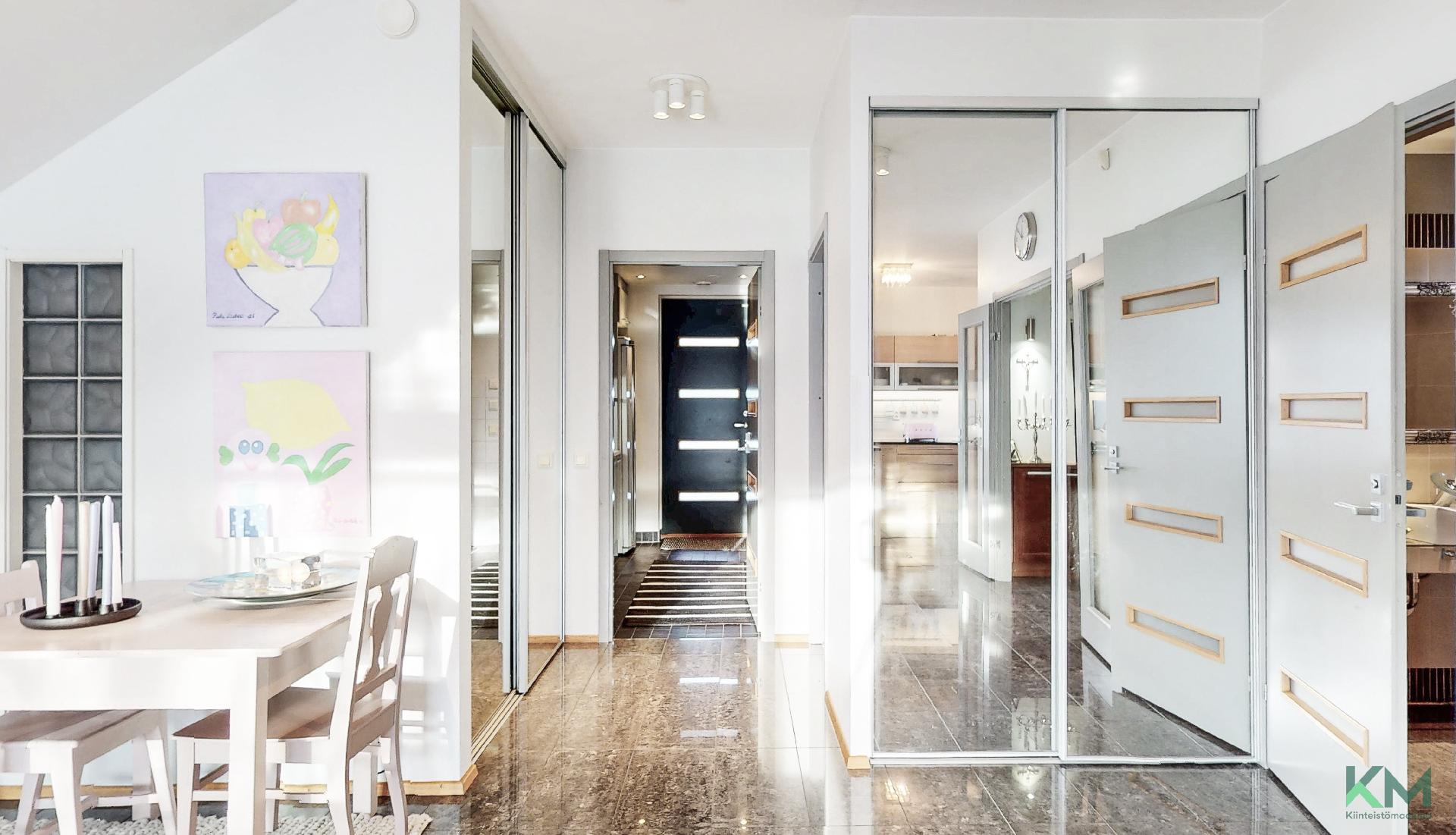 Paljon peilejä ja avaruutta