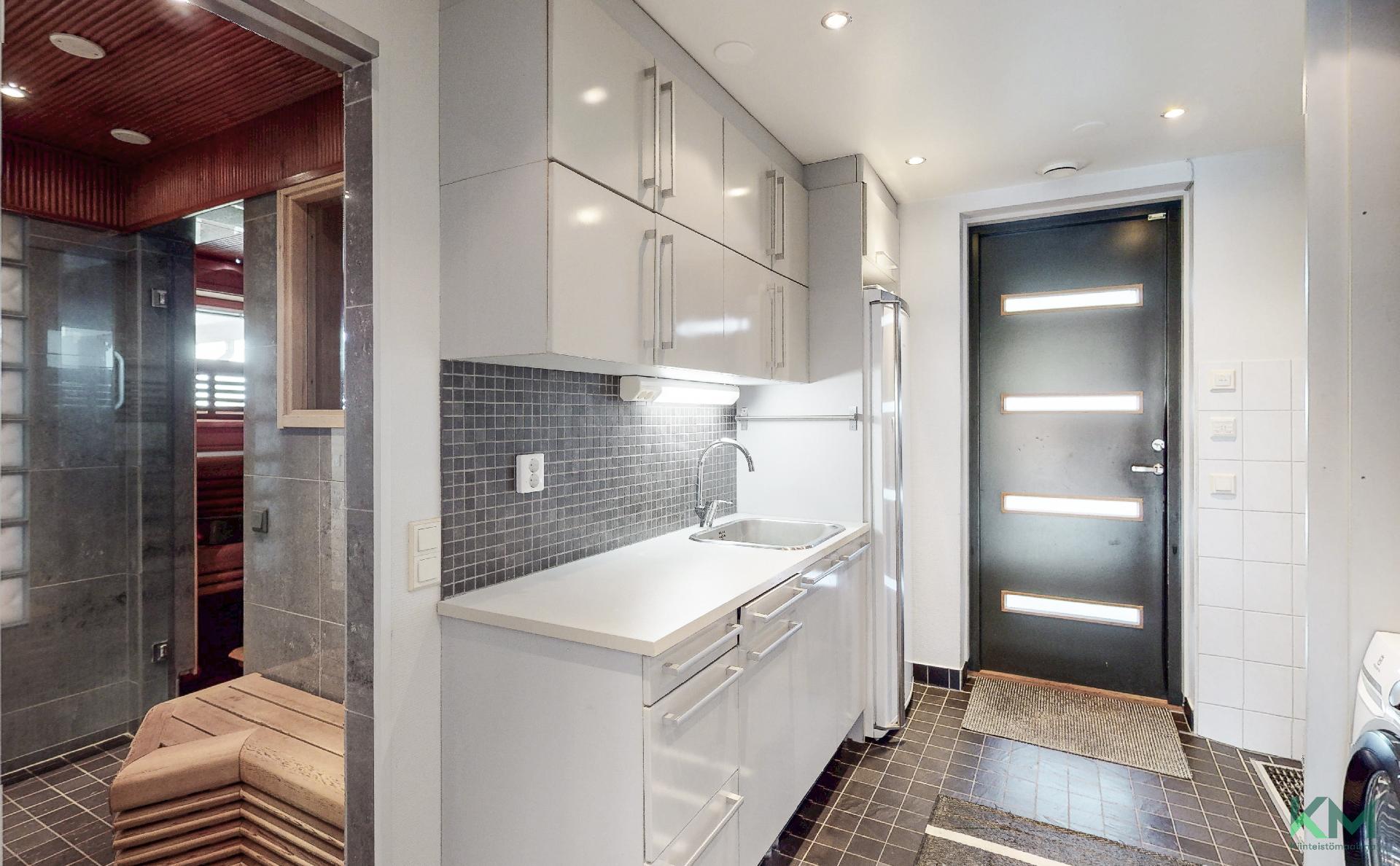 Kodinhoitohuoneesta ovi ulos