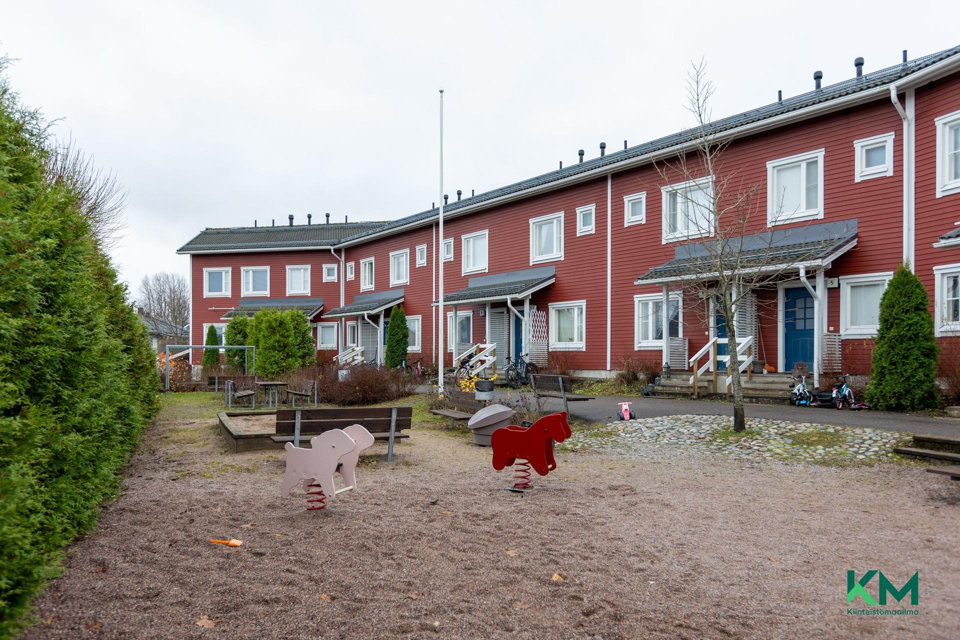 Yhtiöpihalla leikkialue