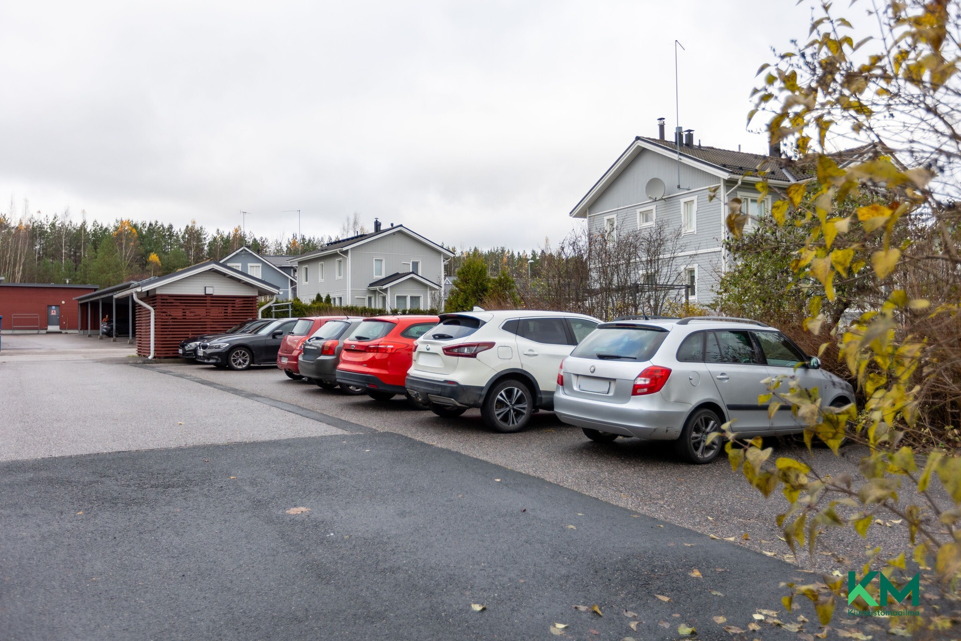 Jokaiselle asunnolle kuuluu yksi autopaikka