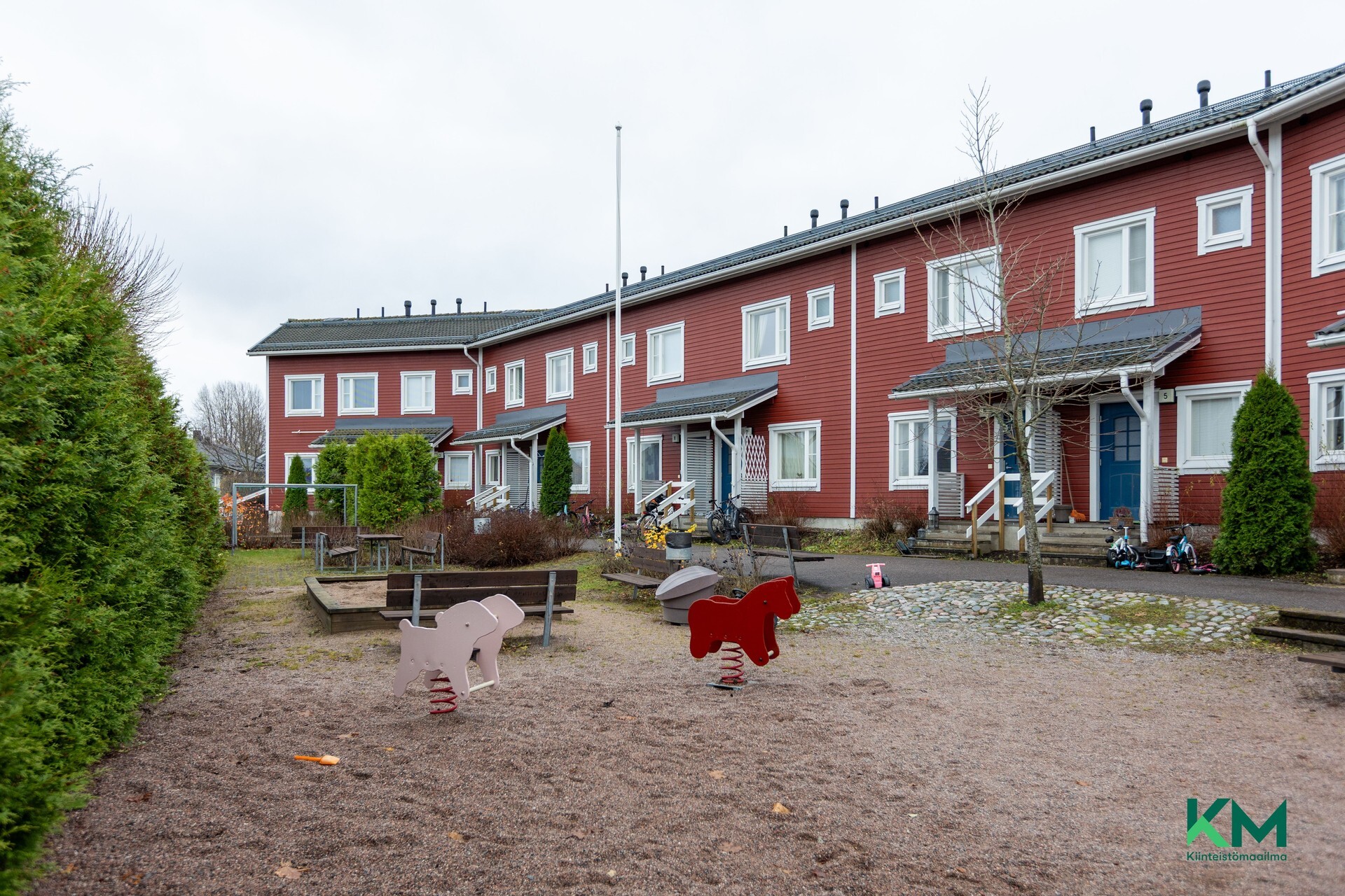 Yhtiöpihalla leikkialue