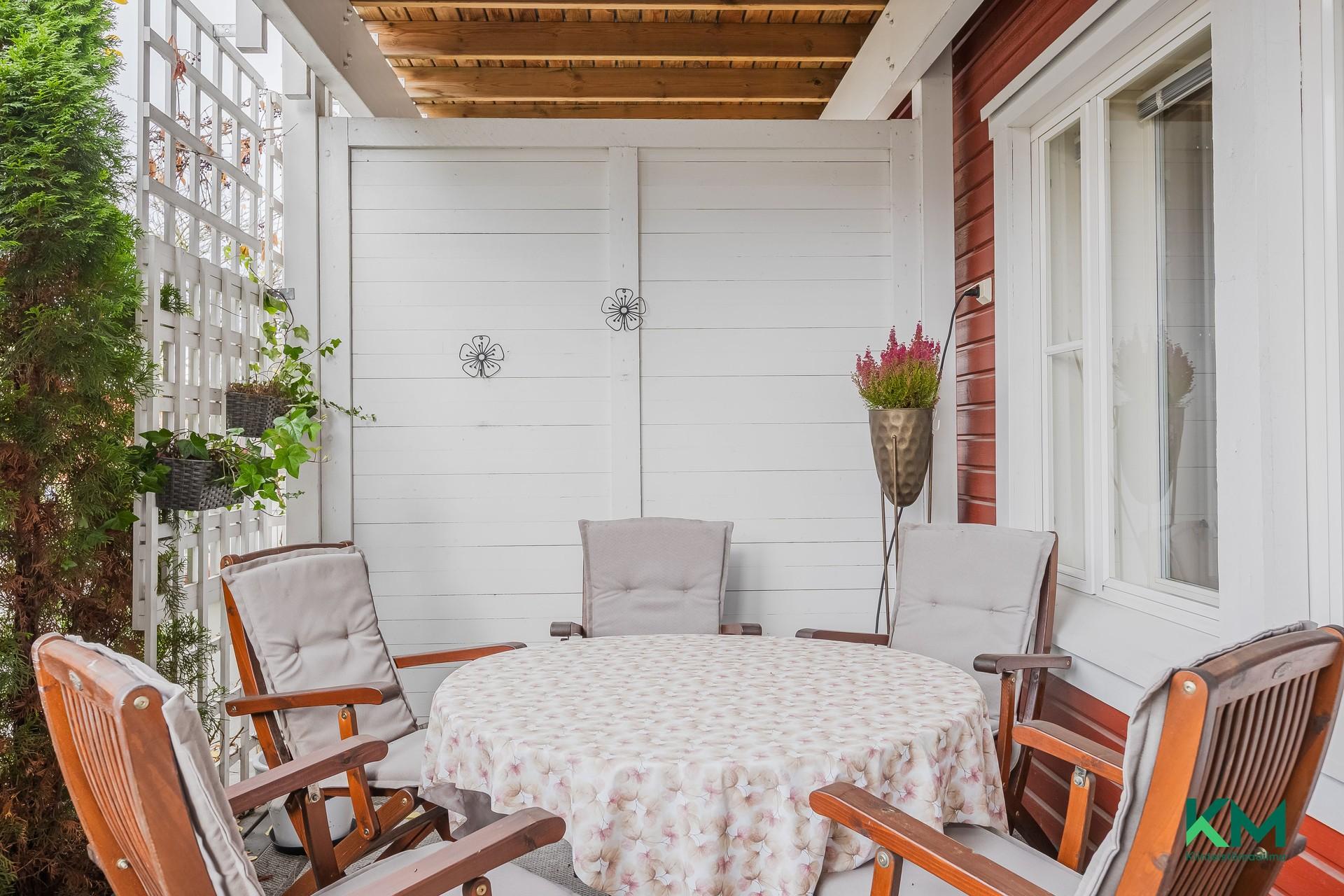 Olohuoneesta käynti suojaisalle terassille ja pihalle