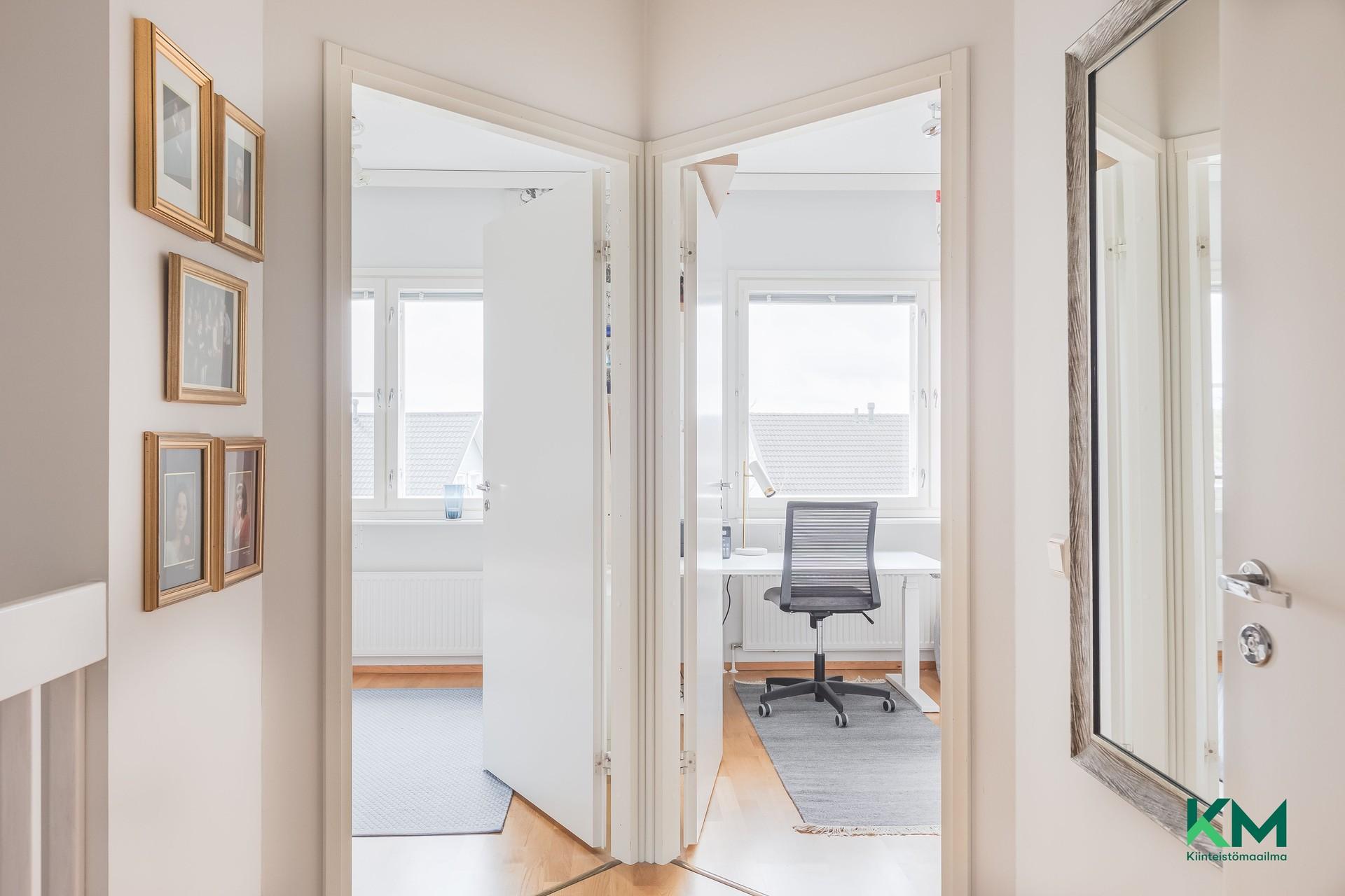 Makuuhuoneet yläkerrassa