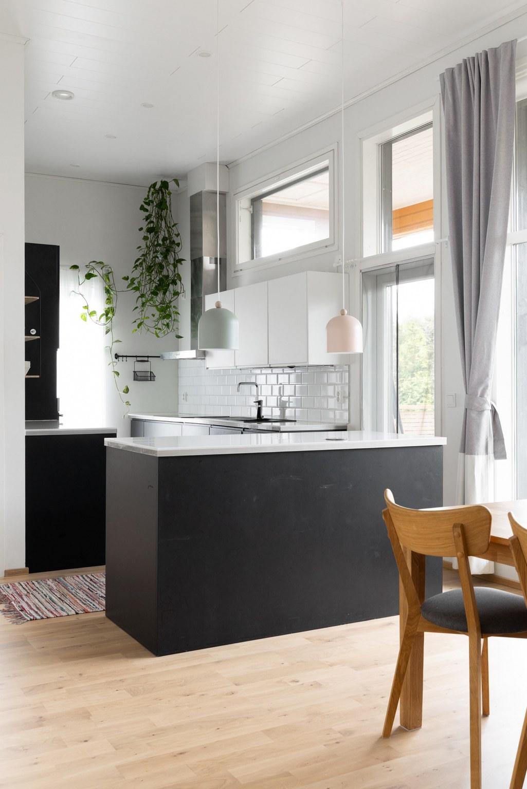 Paljon ikkunoita, tämä koti kylpee luonnonvalossa