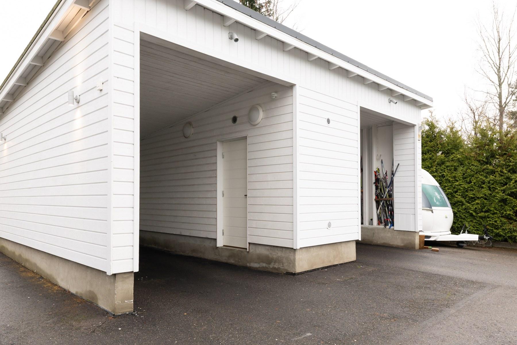 Pihapaikkojen lisäksi on autokatos