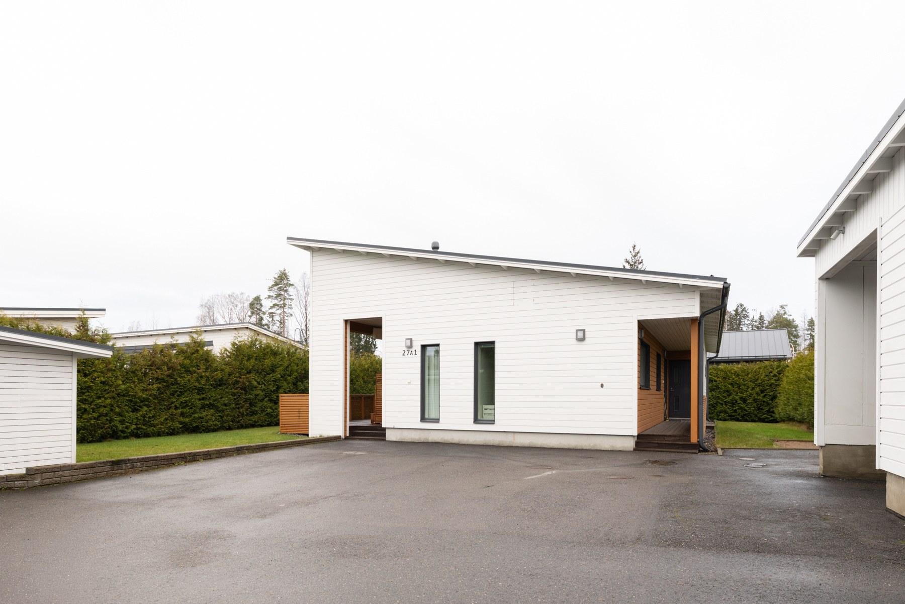 Pihalle mahtuu hyvin 2-3 autoa