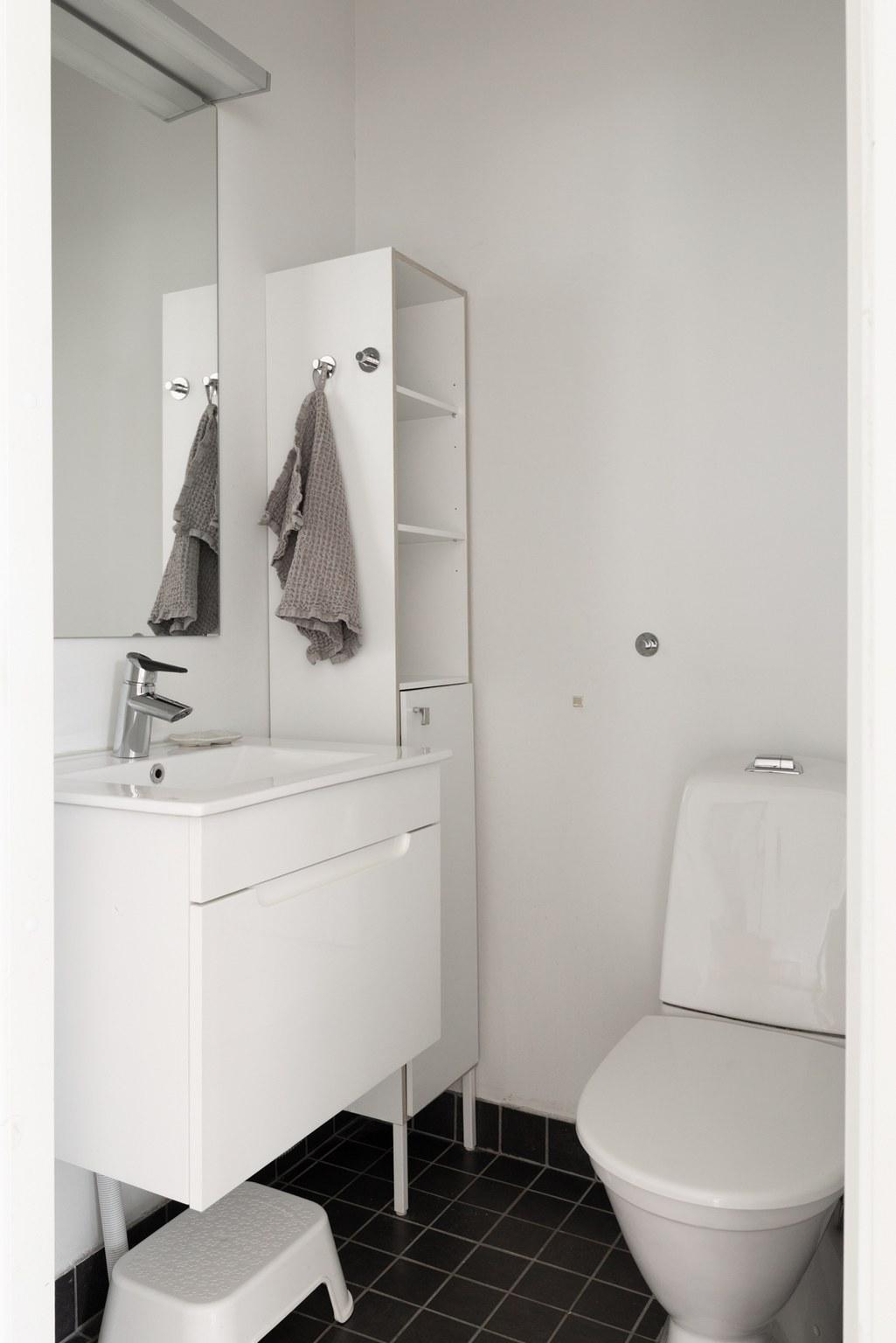 Wc heti sisäänkäynnin yhteydessä