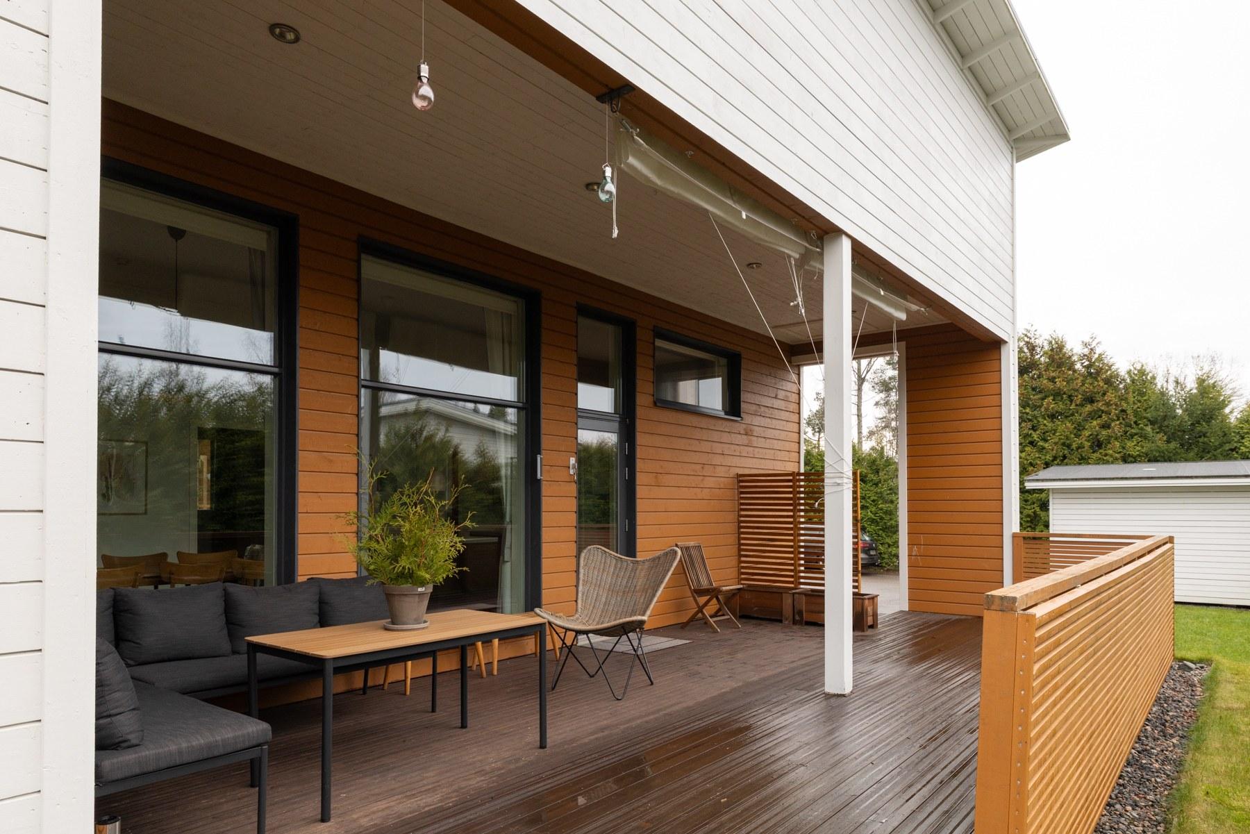 Tilava terassi on osin katettu