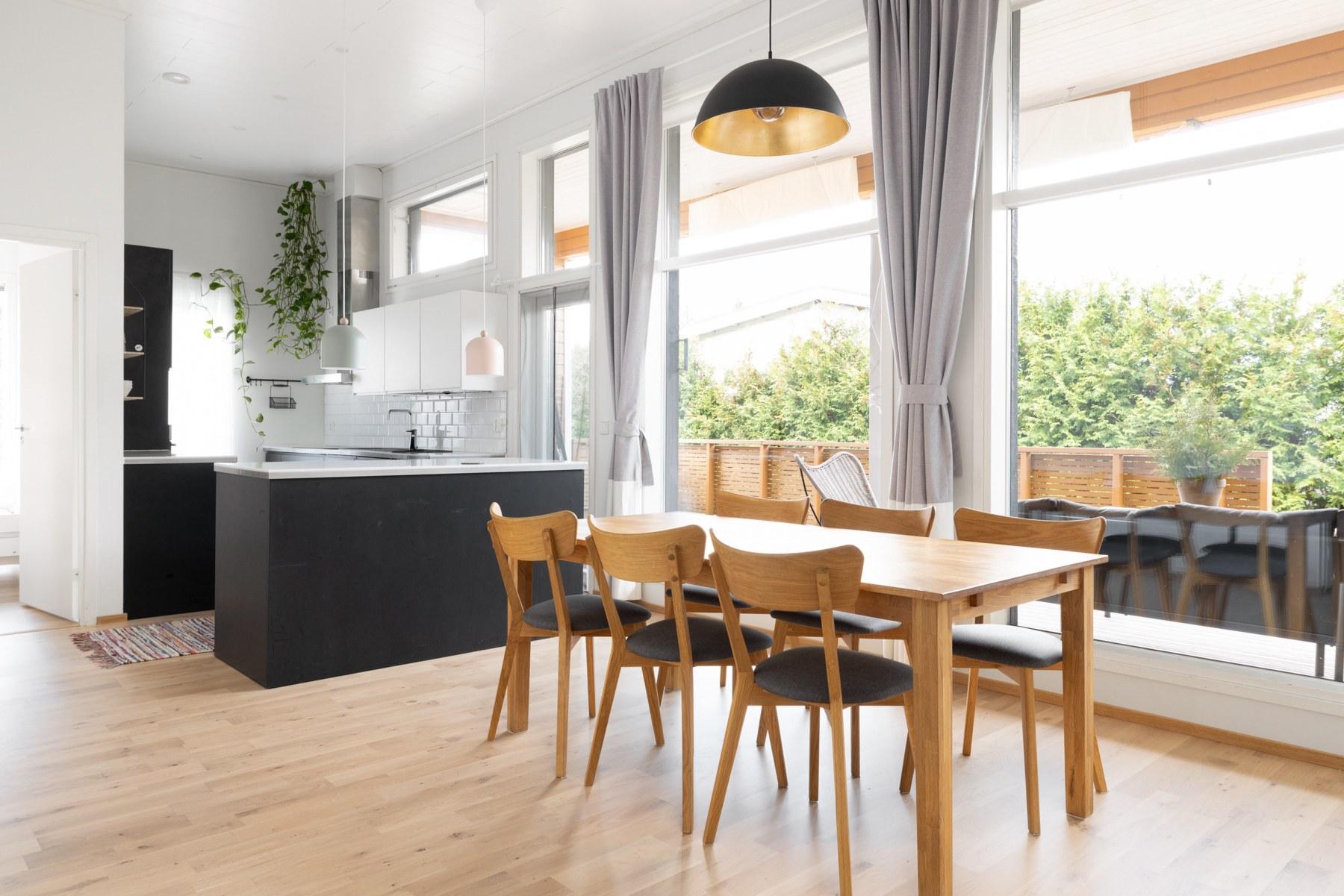 Keittiössä käytännöllinen saareke ja paljon laskutilaa