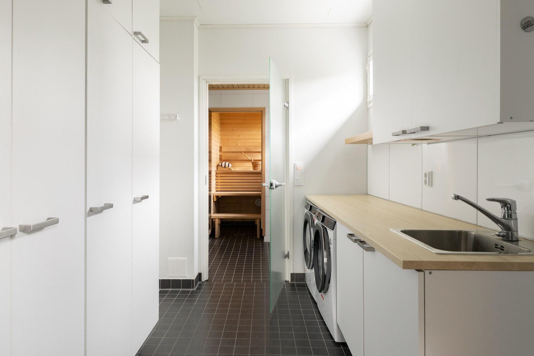 Kodinhoitohuoneessa runsaasti kaappitilaa