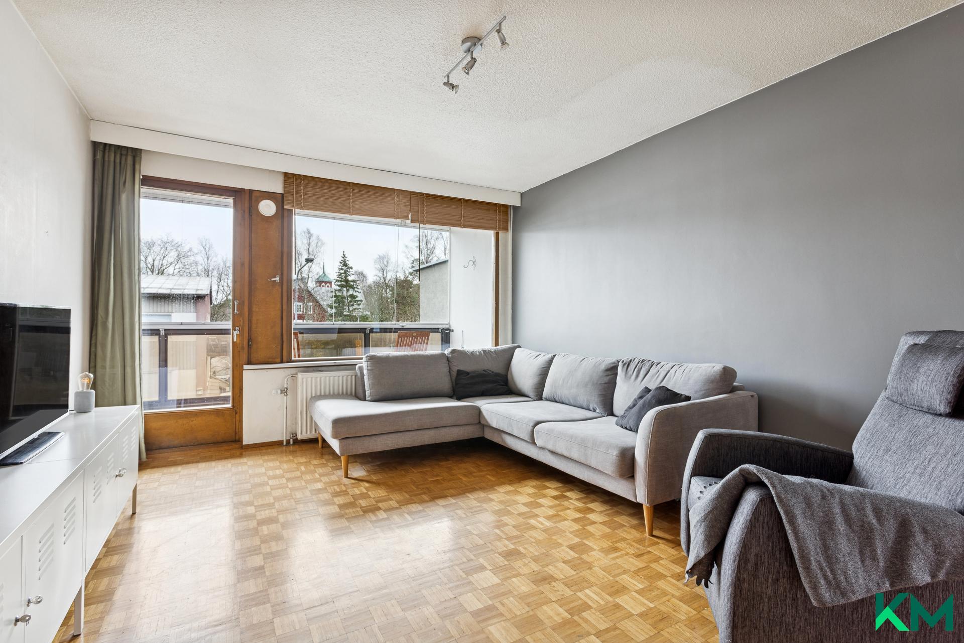 olohuoneesta on käynti tilavalle parvekkeelle