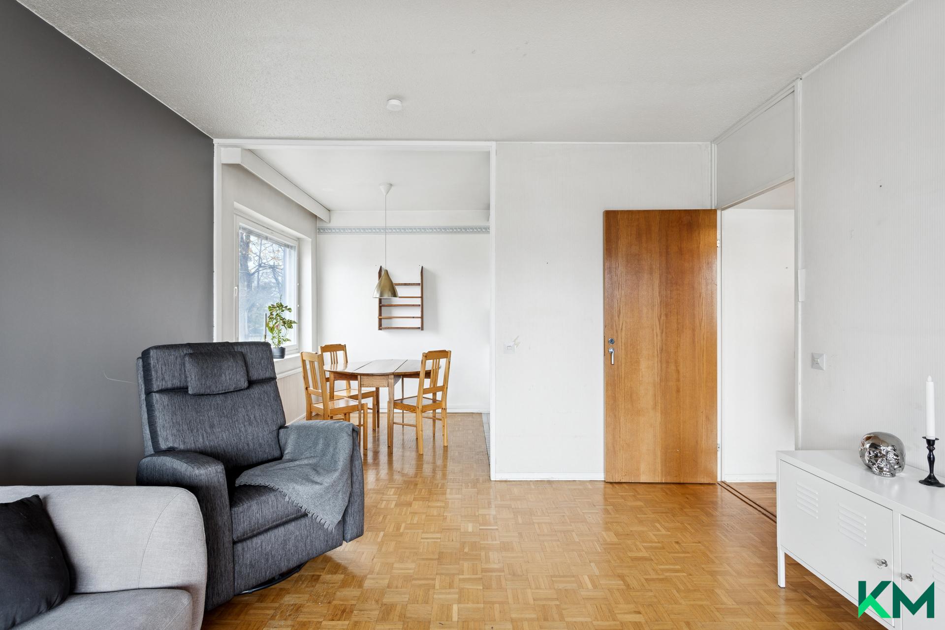 ja ruokailutilan kautta keittiöön