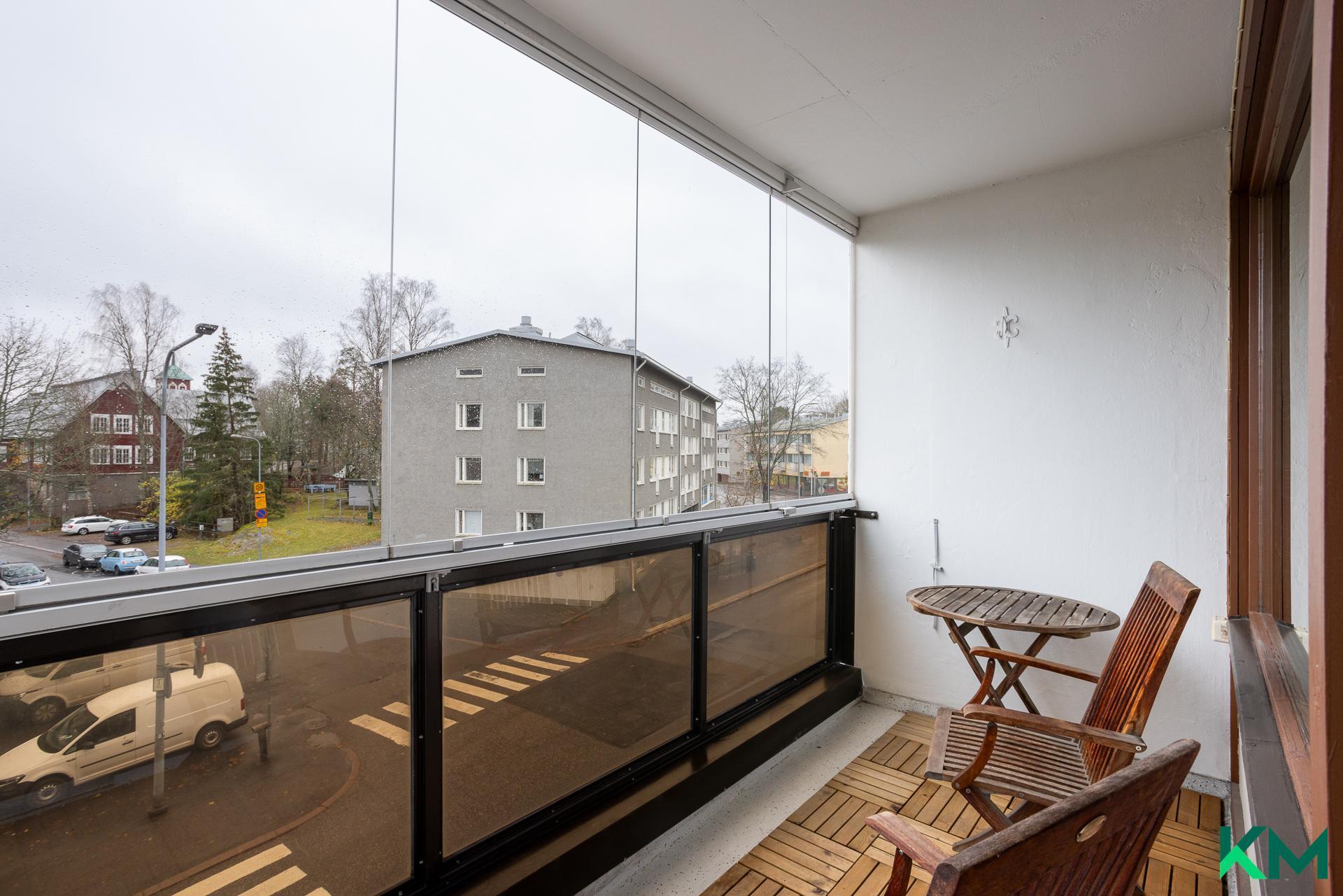 suuri, lasitettu parveke on aamuauringon suuntaan