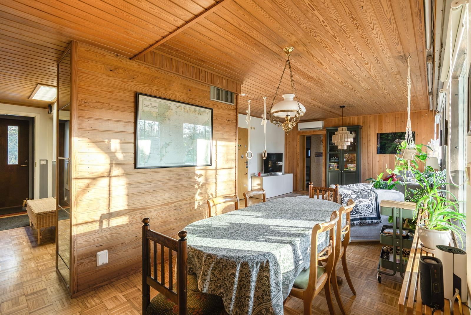 Ruokailutila olohuoneen yhteydessä