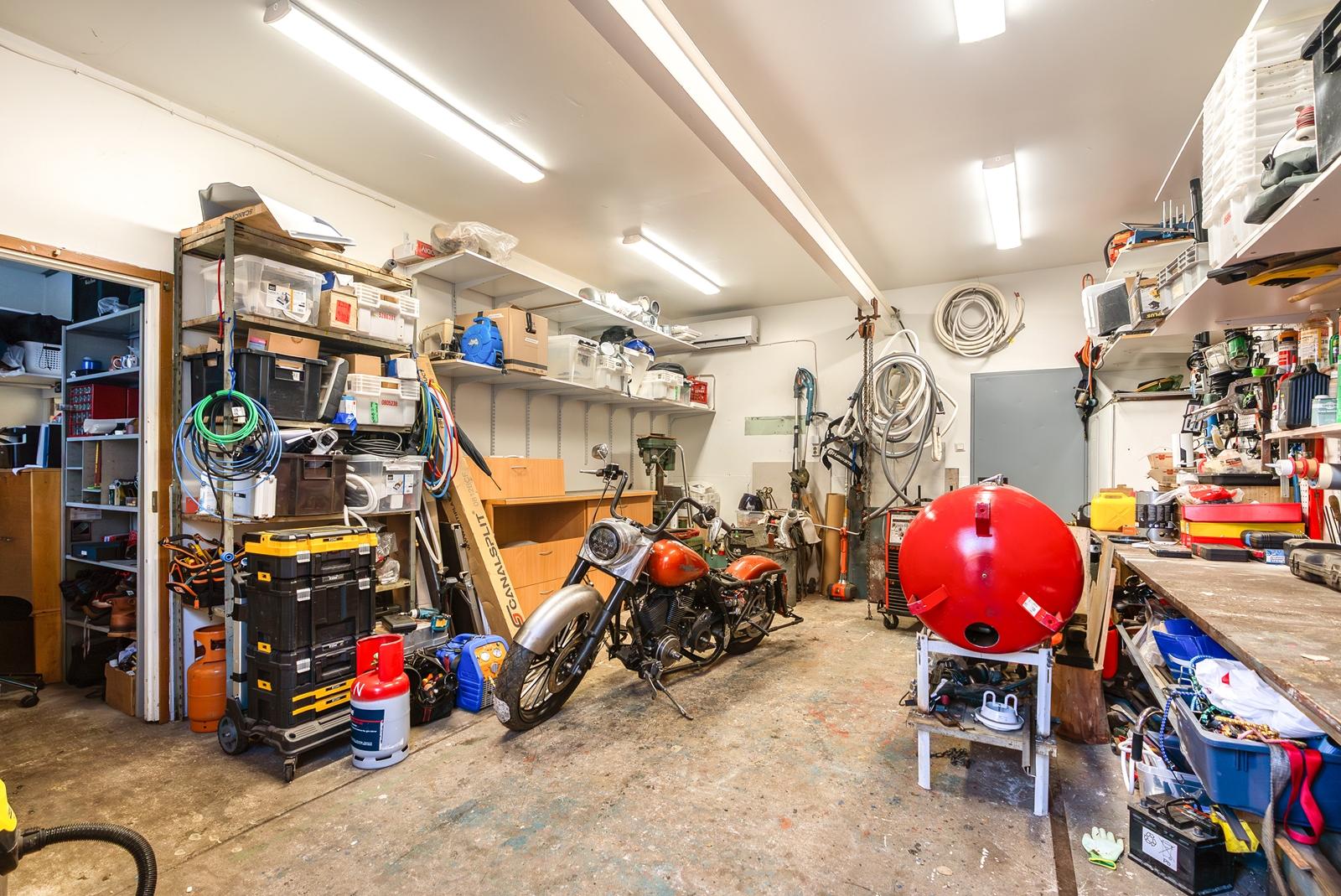 Talon yhteydessä oleva verstas / autotalli