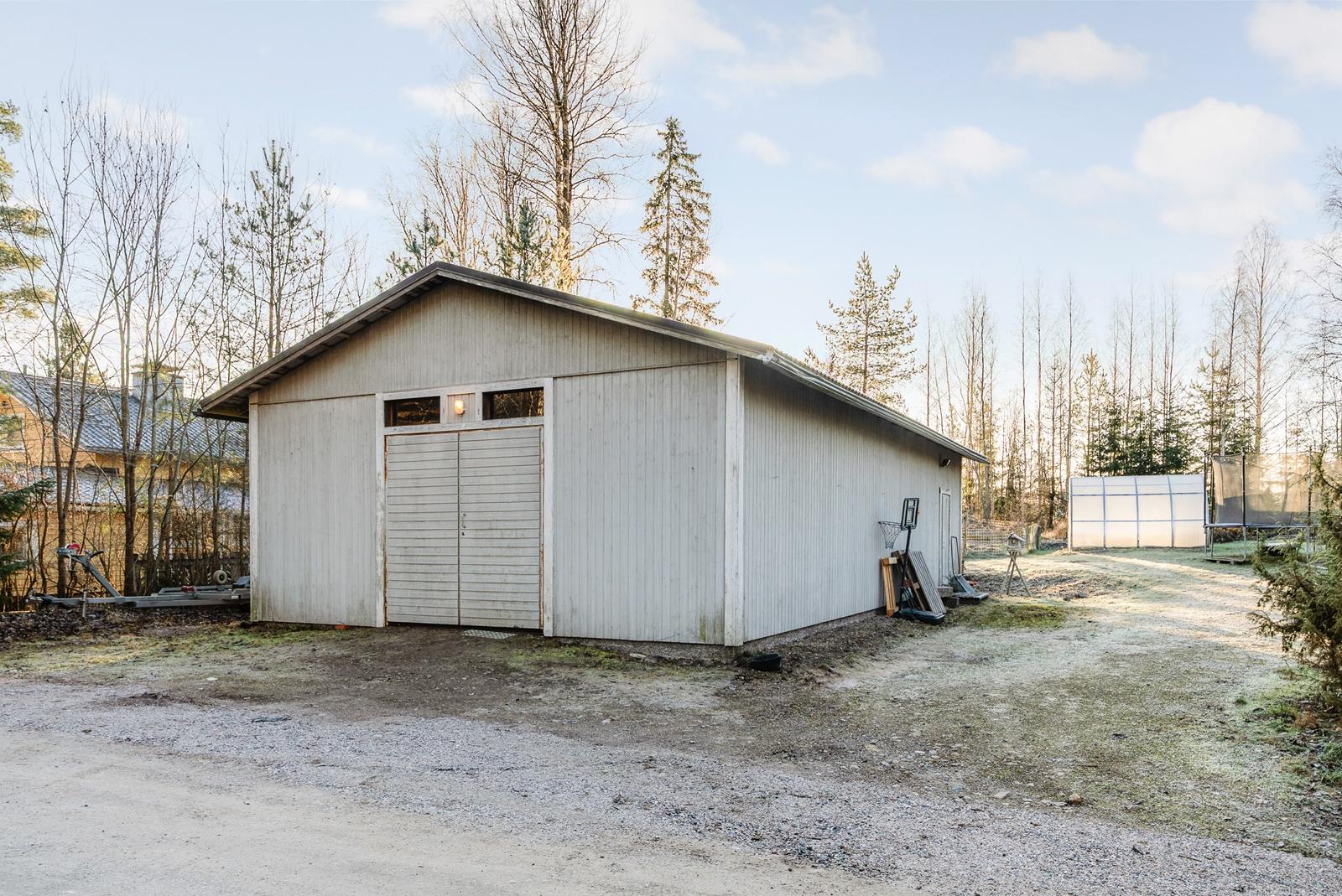 Varastohalli samassa pihapiirissä