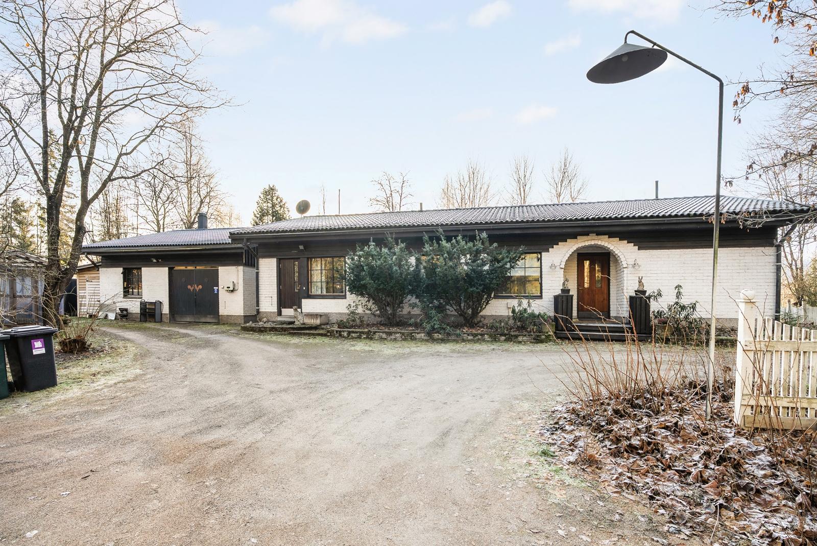 Julkisivu kadulle, vasemmalla autotalli/verstas