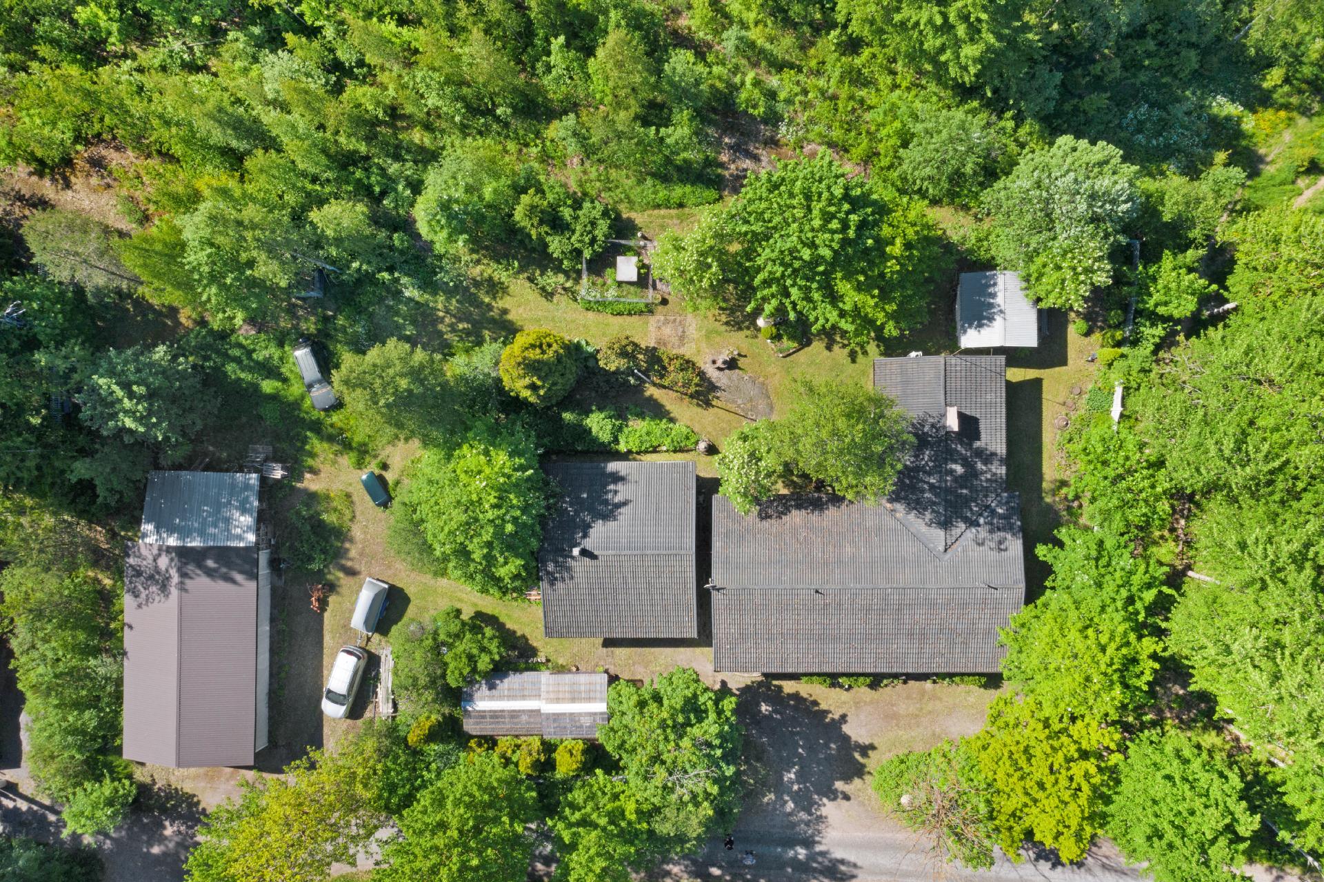 Ilmakuva koko tilasta.