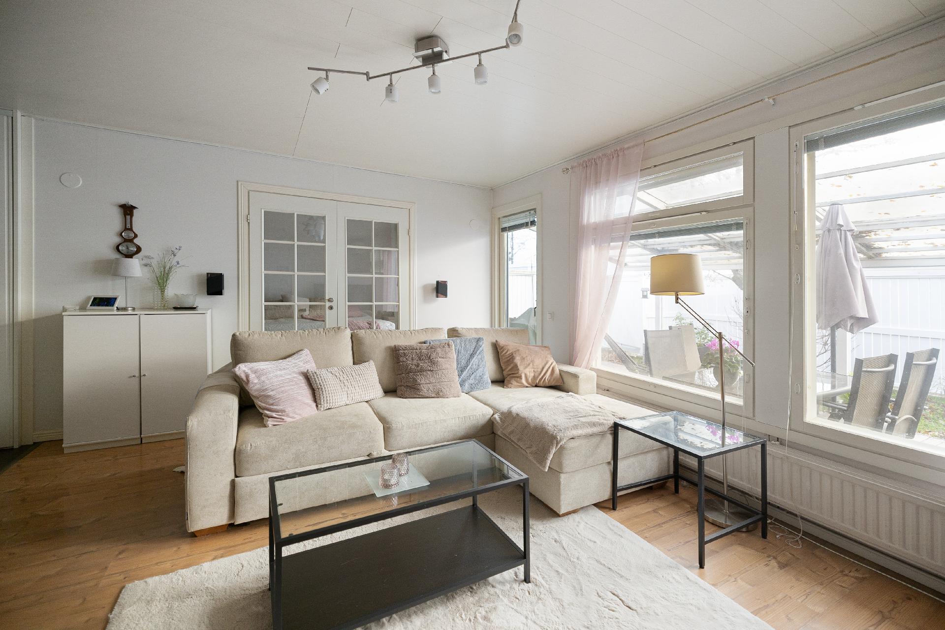 Olohuoneesta käynti takapihalle