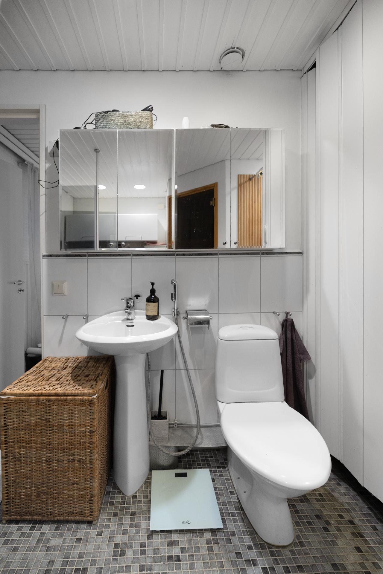 Kylpyhuoneen yhteydessä oleva wc