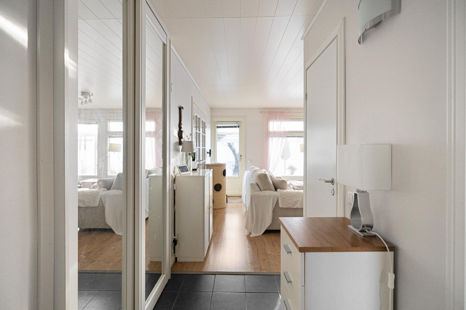 Eteisessä on liukuovikaapistot