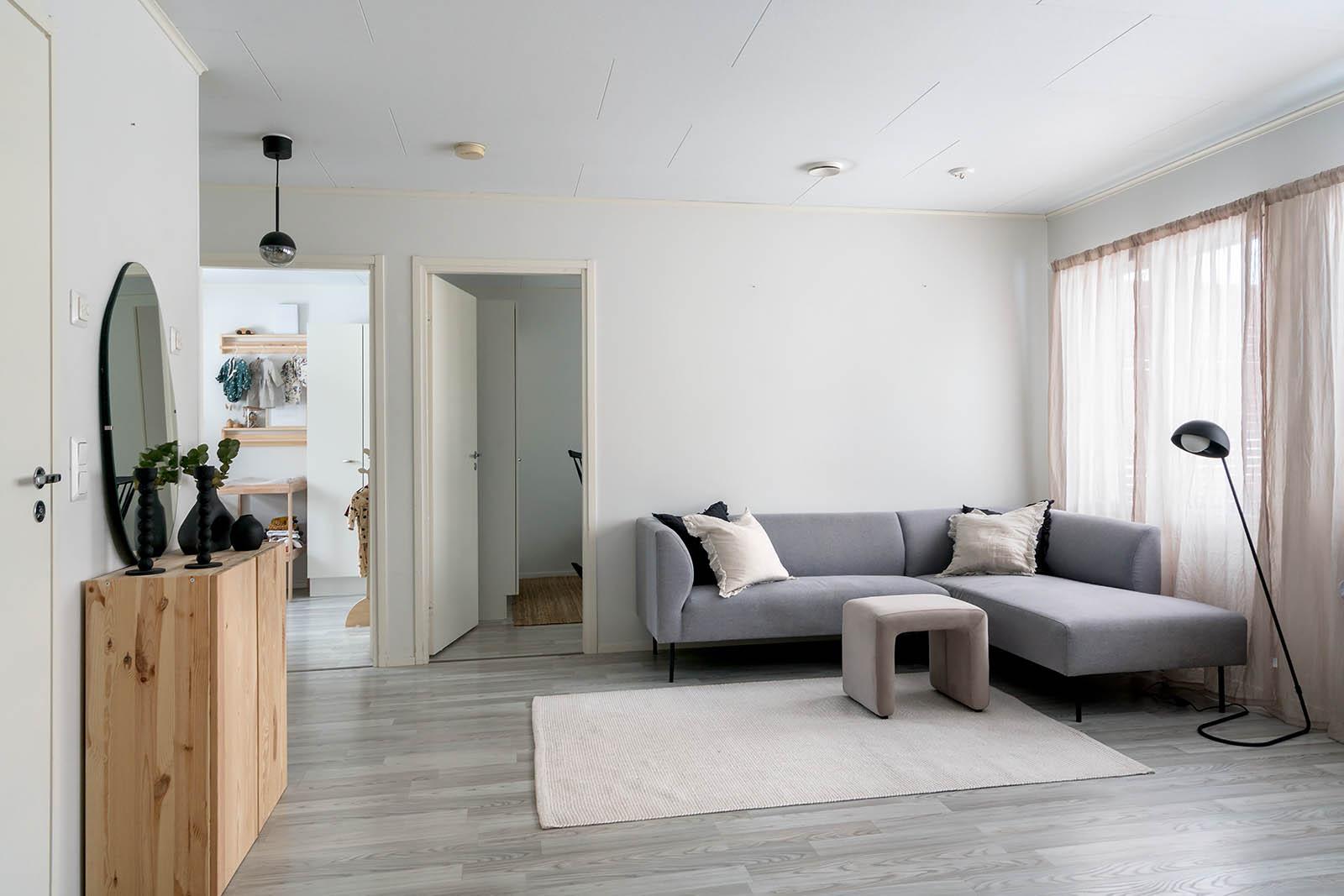 Rauhallisen sävyinen olohuone+keittiö